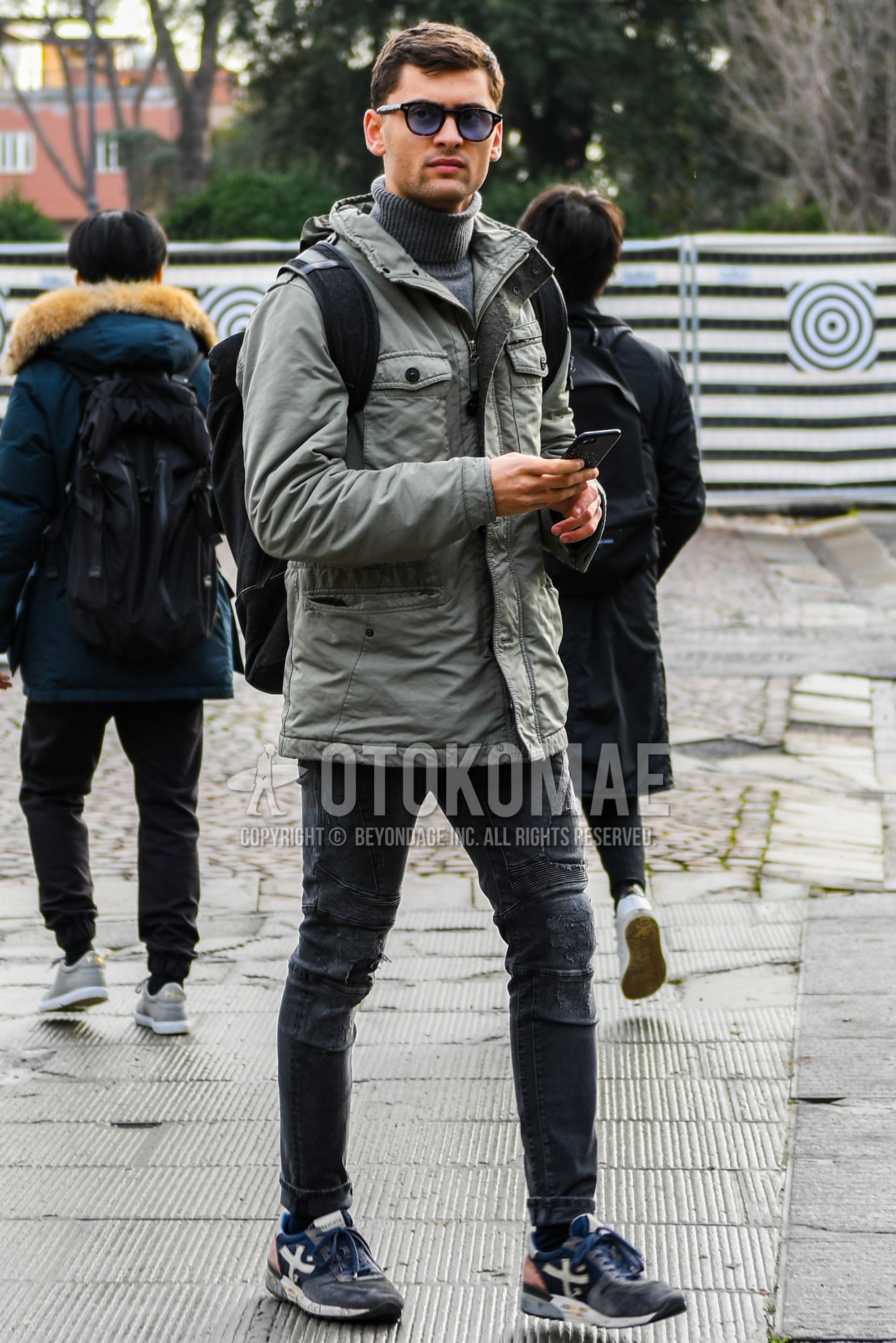Men's autumn winter outfit with plain sunglasses, gray plain M-65, gray plain turtleneck knit, gray plain damaged jeans, navy low-cut sneakers.