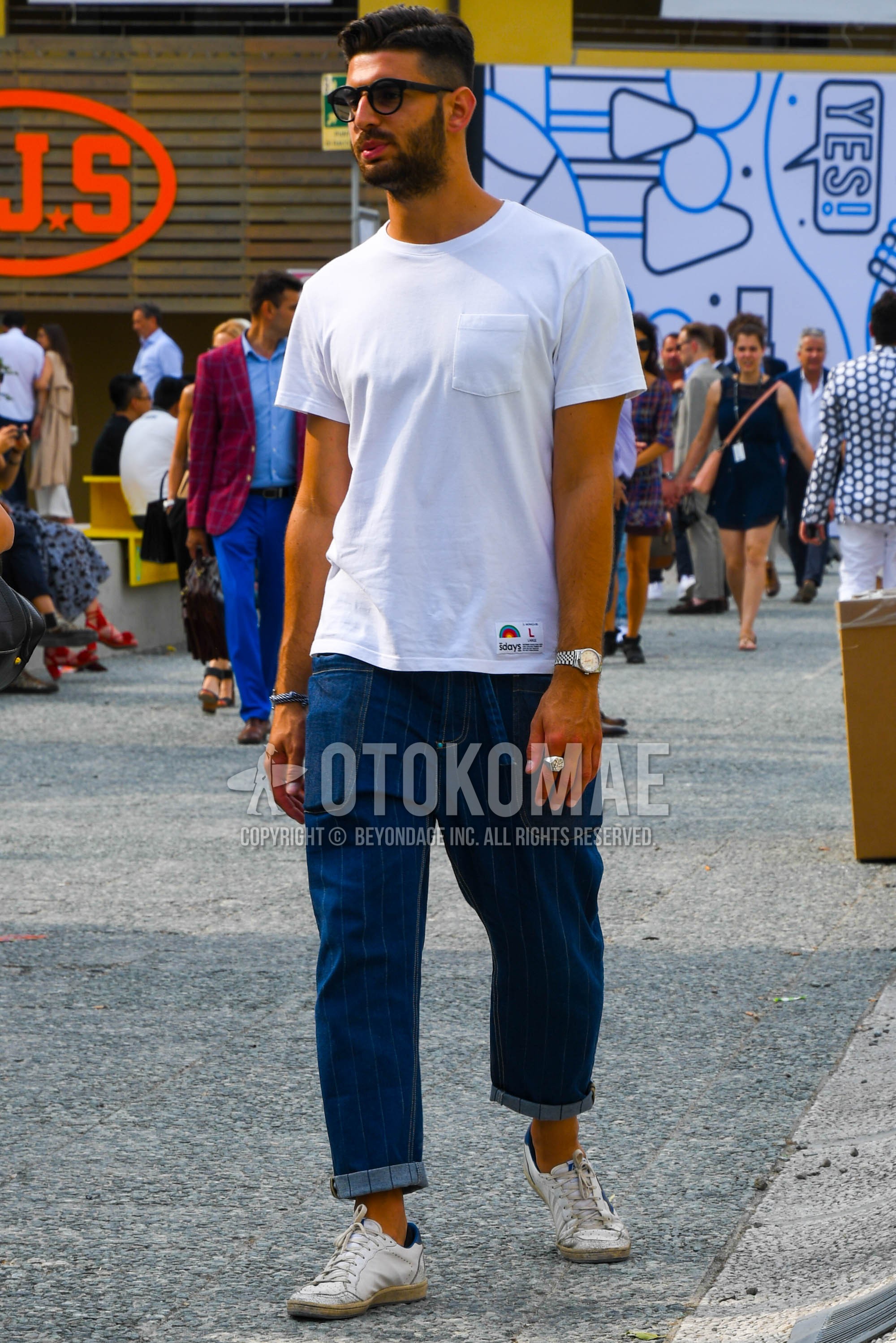 Men's summer outfit with plain sunglasses, white plain t-shirt, blue stripes denim/jeans, white low-cut sneakers.