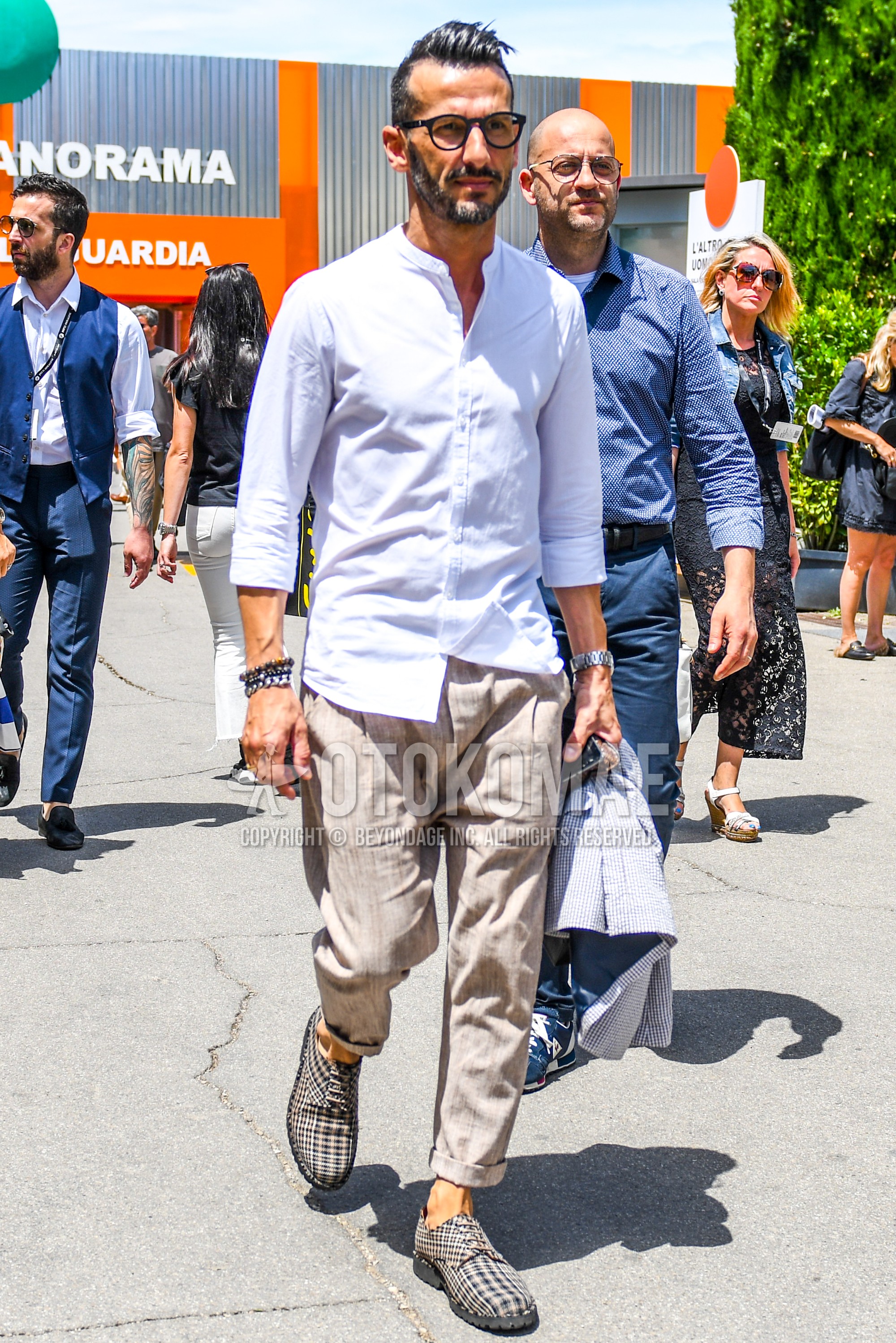 Men's spring summer outfit with plain glasses, white plain shirt, beige plain pleated pants, plain cropped pants, beige black plain toe leather shoes.