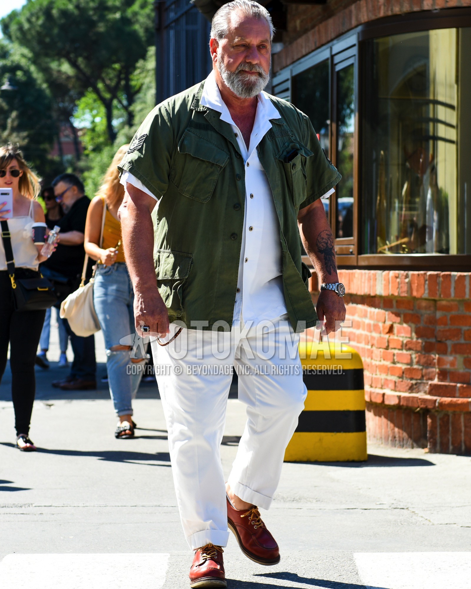 Men's spring summer outfit with olive green plain field jacket/hunting jacket, white plain shirt, white plain cotton pants, red u-tip shoes leather shoes.