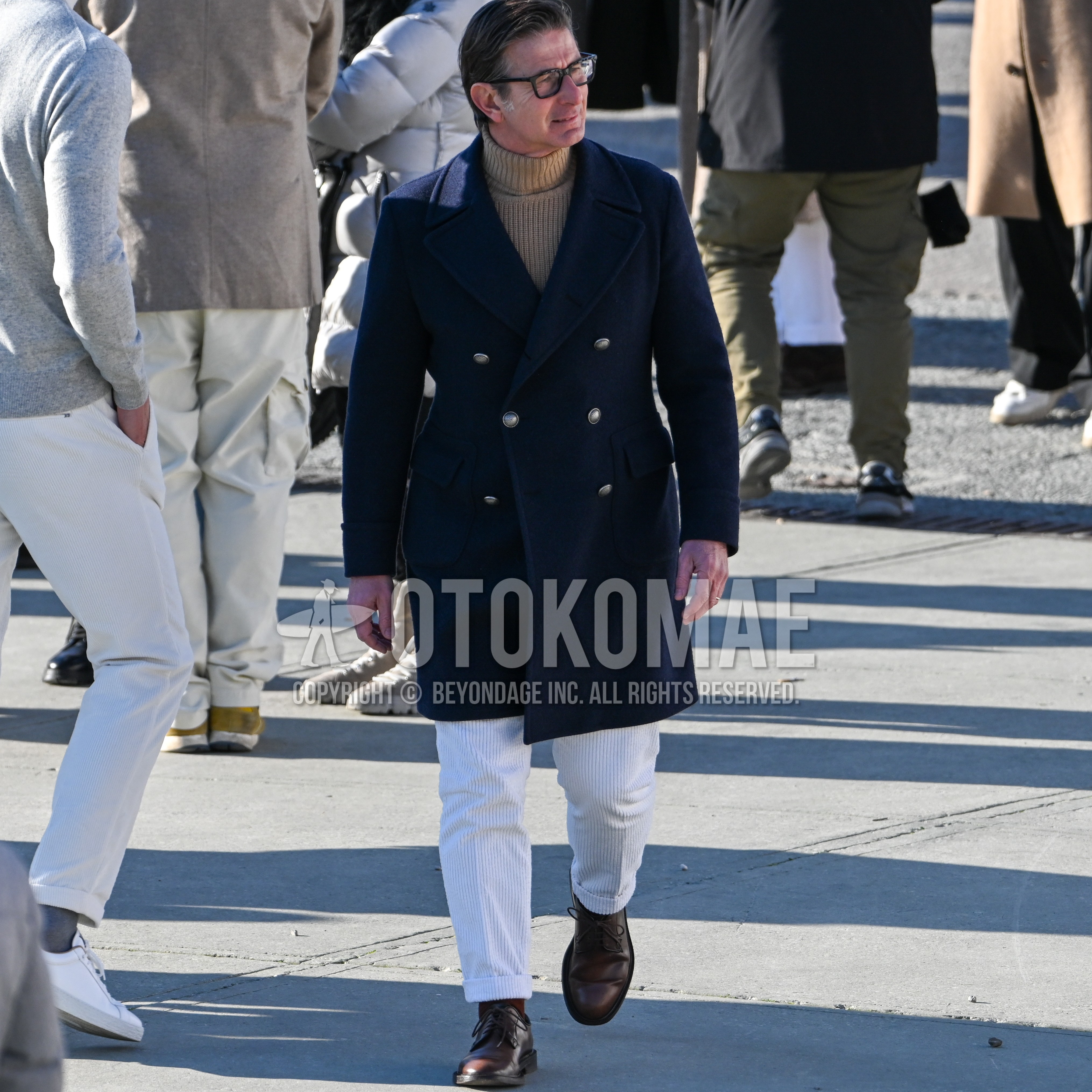 Men's autumn winter outfit with black plain glasses, navy plain ulster coat, beige plain turtleneck knit, white plain winter pants (corduroy,velour), brown plain toe leather shoes.