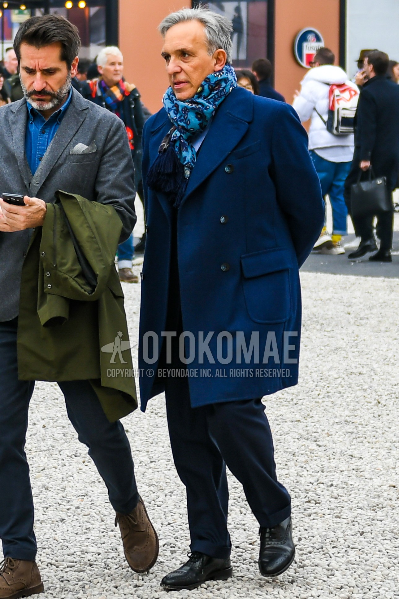 Men's winter outfit with blue light blue scarf scarf, navy plain ulster coat, white plain shirt, gray plain slacks, black brogue shoes leather shoes.