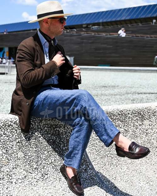 白無地のハット、黒無地のサングラス、ブラウン無地のテーラードジャケット、水色無地のシャツ、ブルー無地のスラックス、ブラウンコインローファーの革靴を合わせた秋夏春のメンズコーデ・着こなし。