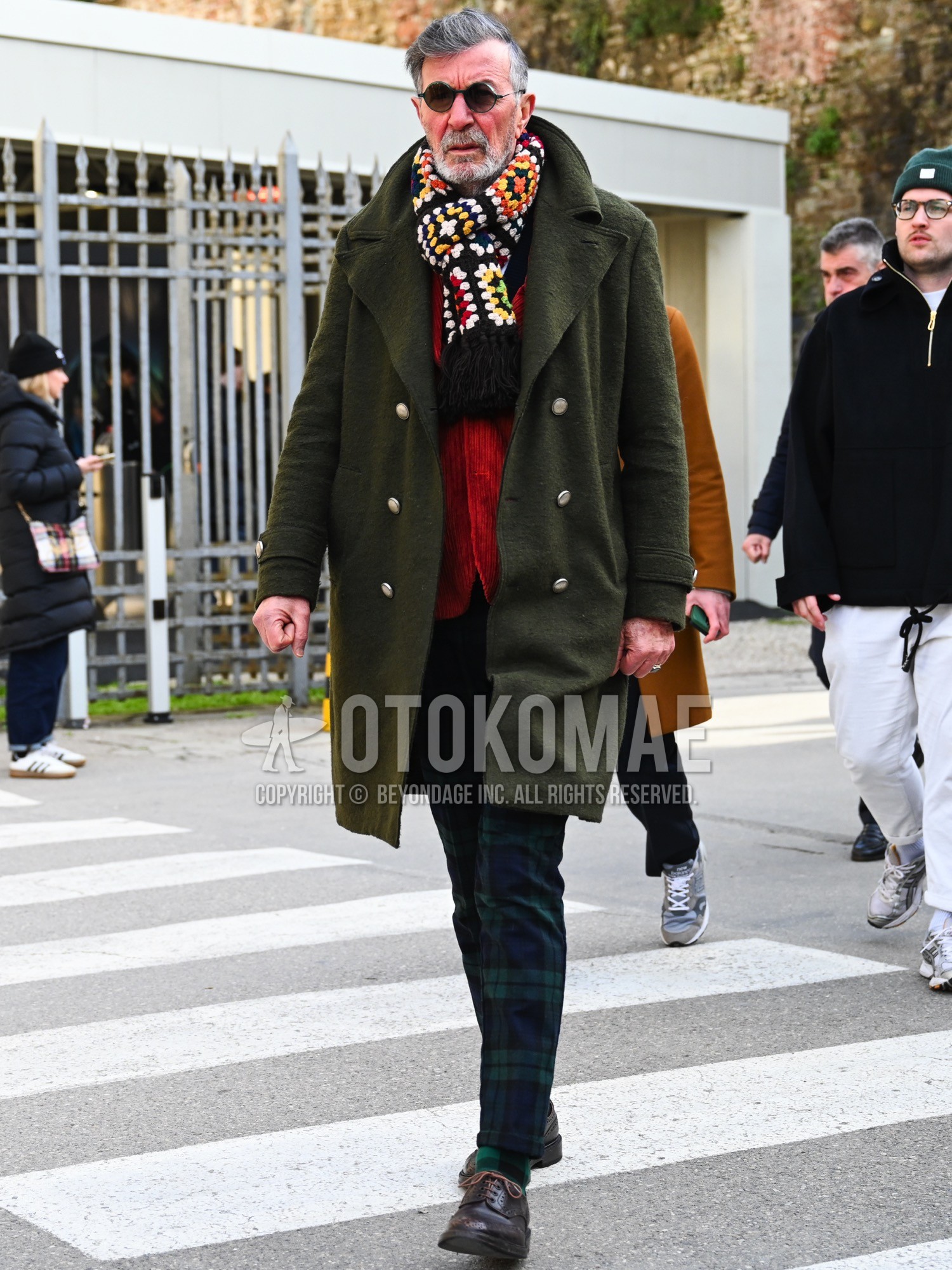 Men's autumn winter outfit with black plain sunglasses, black scarf scarf, olive green plain ulster coat, red stripes tailored jacket, green check cotton pants, green check socks, brown brogue shoes leather shoes.