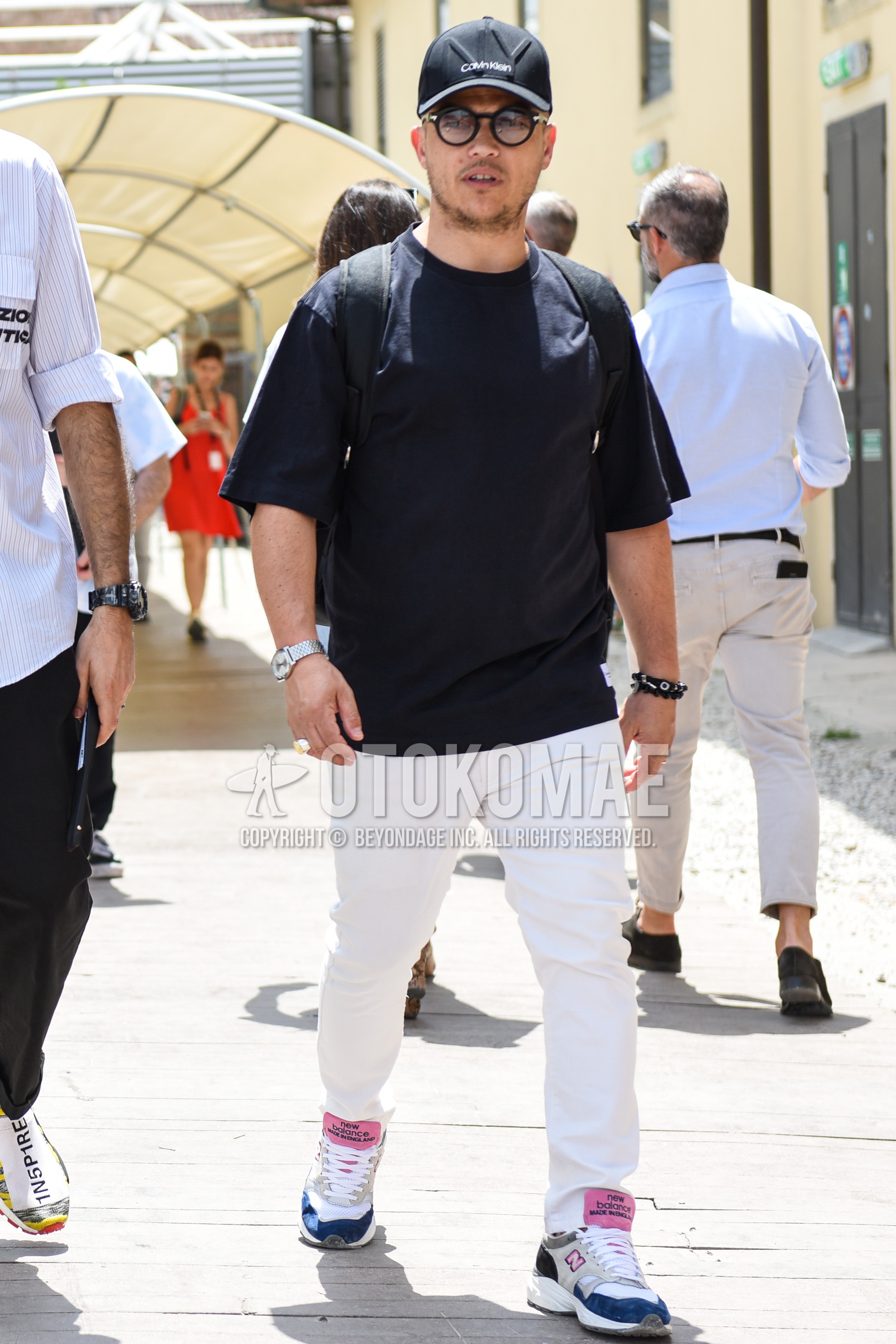 Men's summer outfit with black plain baseball cap, black plain glasses, black plain t-shirt, white plain cotton pants, white multi-color low-cut sneakers.