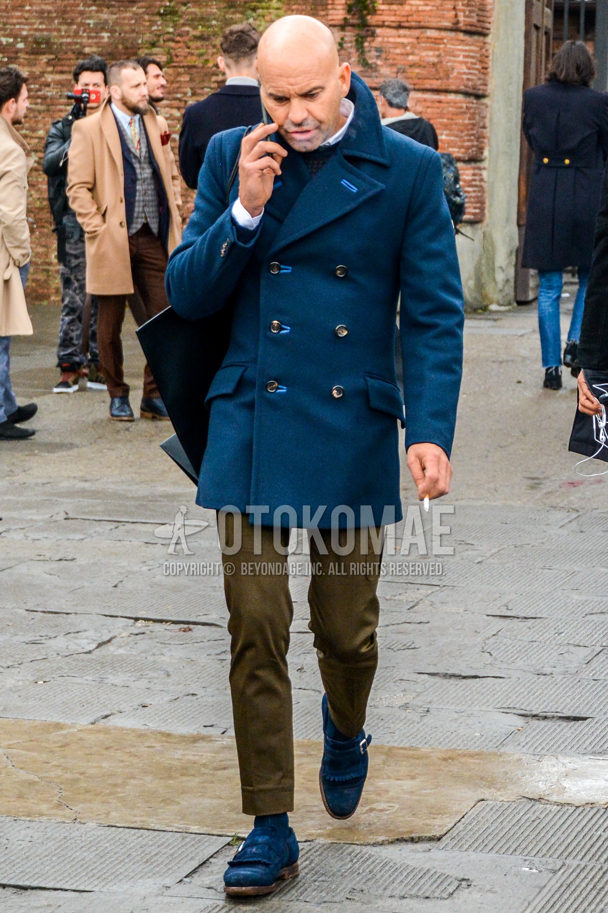 Men's winter outfit with navy plain p coat, brown olive green plain cargo pants, navy plain socks, navy  loafers leather shoes.