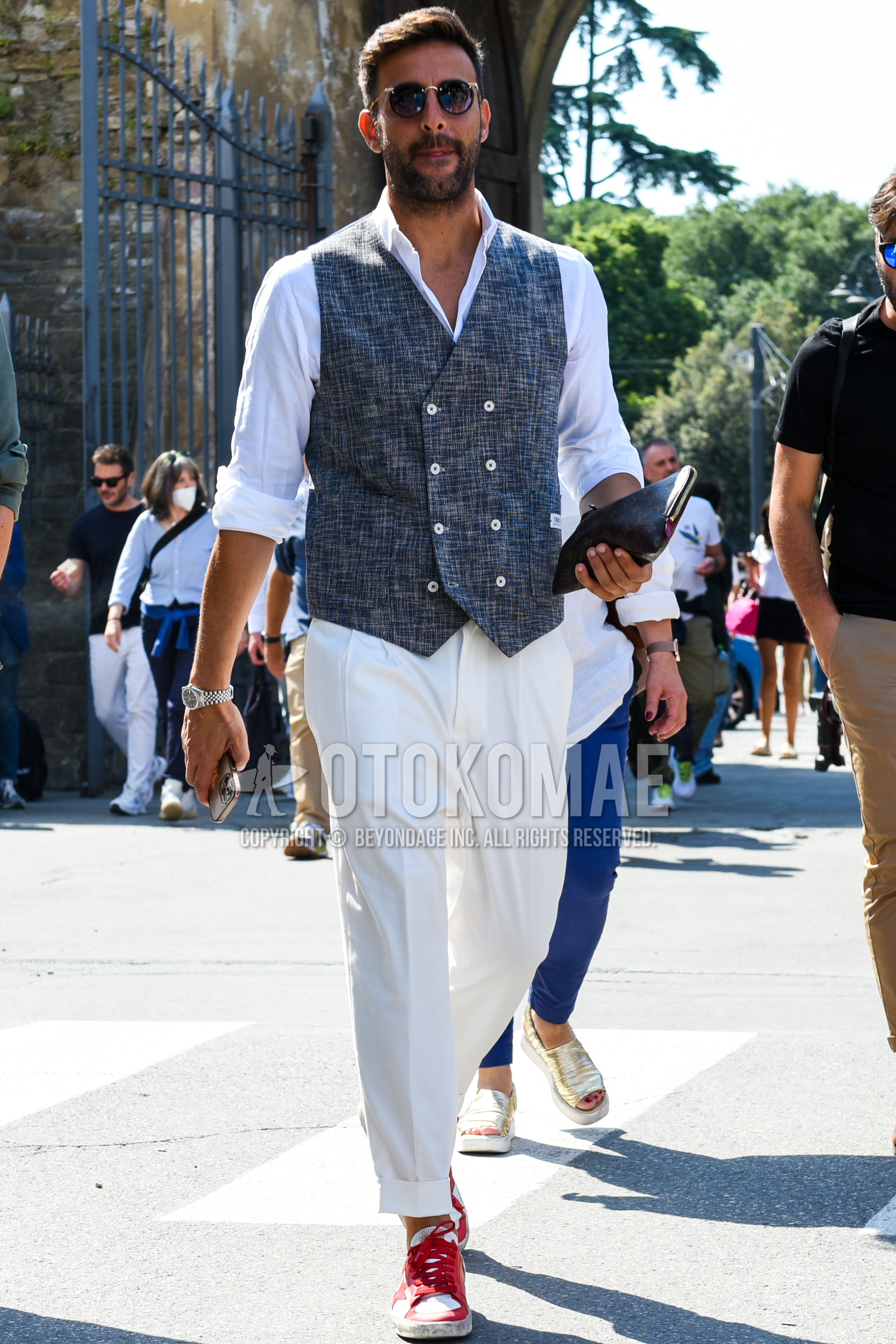 Men's spring summer outfit with black plain sunglasses, gray tops/innerwear gilet, white plain shirt, white plain slacks, white plain pleated pants, white red low-cut sneakers.