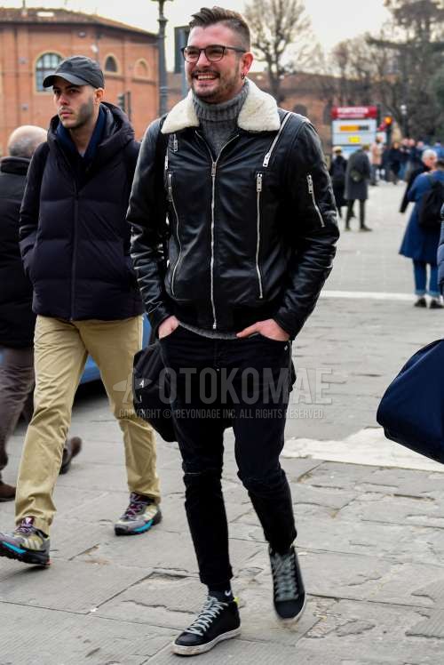 黒無地のメガネ、黒無地のレザージャケット(ライダース以外)、グレー無地のタートルネックニット、黒無地のダメージジーンズ、ナイキの黒ワンポイントのソックス、黒ハイカットのスニーカーを合わせた秋冬のメンズコーデ・着こなし。