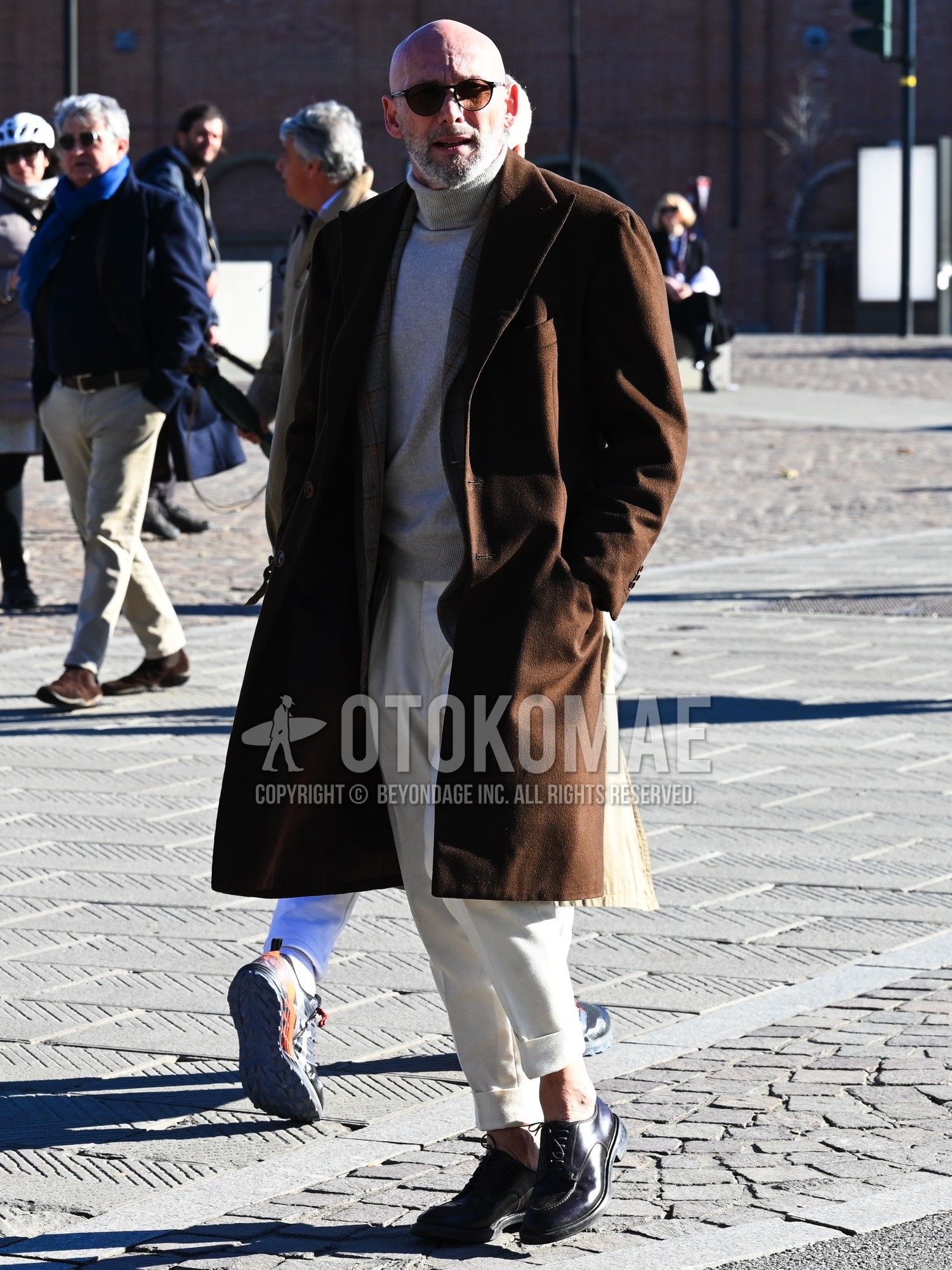 Men's autumn winter outfit with black plain sunglasses, brown plain chester coat, gray plain turtleneck knit, white plain ankle pants, black u-tip shoes leather shoes.