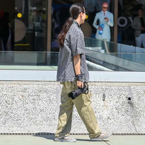 黒無地のサングラス、黒トップス/インナーのシャツ、ベージュ無地のチノパン、ヴァンズ　オールドスクールのベージュローカットのスニーカーを合わせた夏春のメンズコーデ・着こなし。