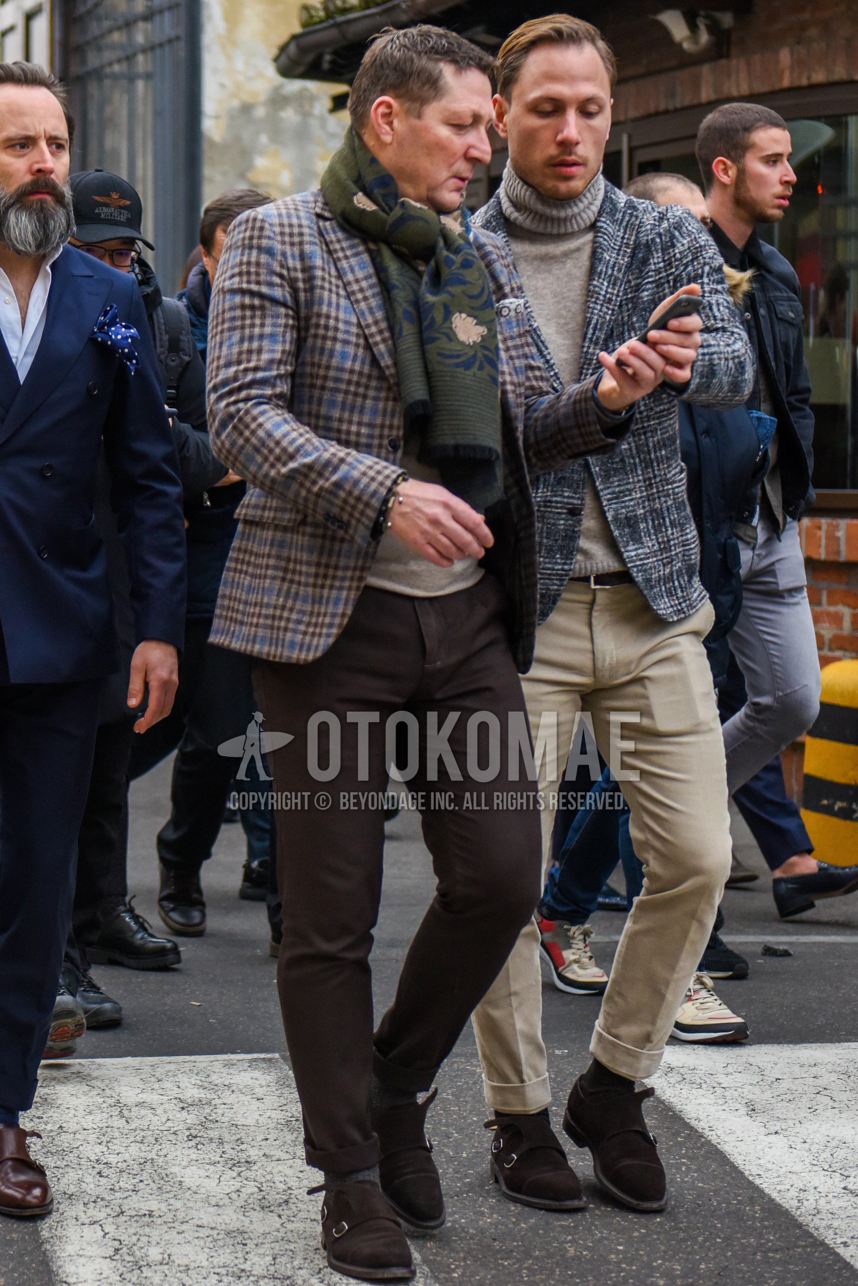 Men's spring autumn winter outfit with olive green scarf scarf, multi-color check tailored jacket, brown plain cotton pants, gray plain socks, brown monk shoes leather shoes, suede shoes leather shoes.