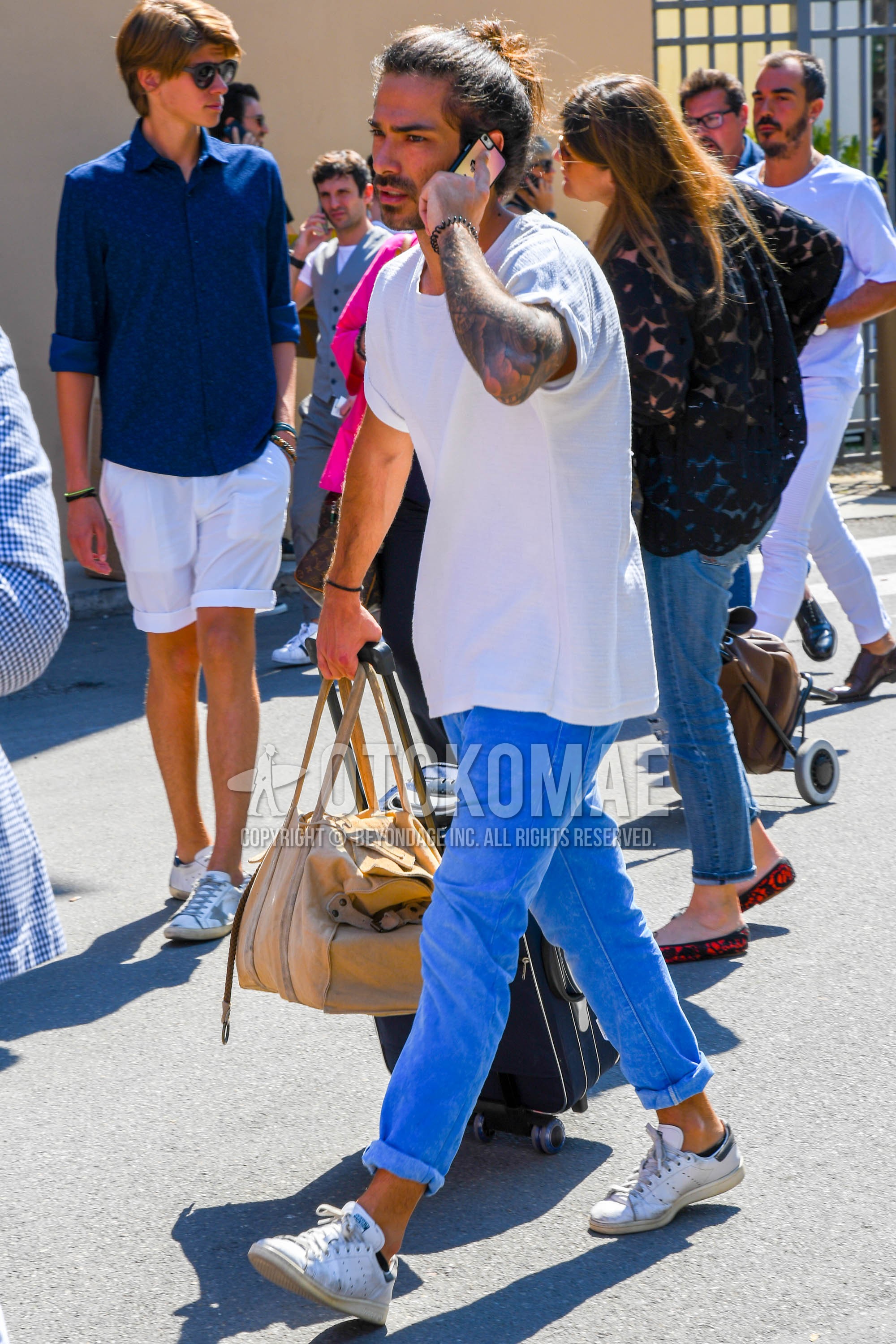 Men's summer outfit with white plain t-shirt, light blue plain sweatpants, white low-cut sneakers.
