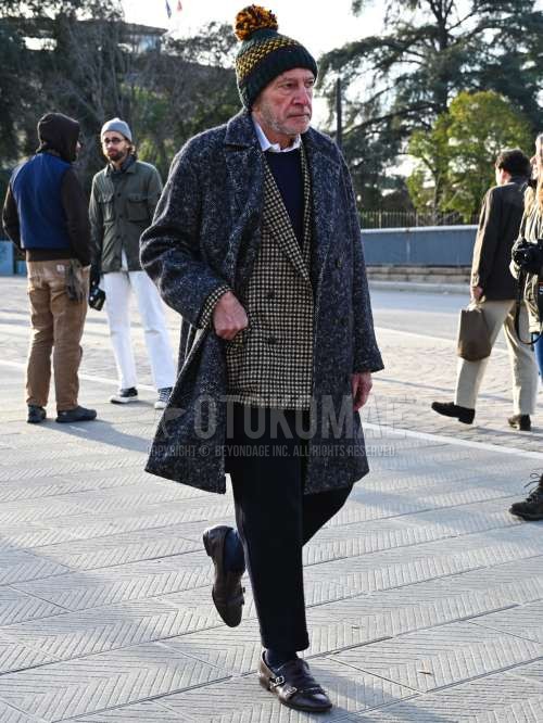 黒ボーダーのニットキャップ、グレー無地のアルスターコート、ネイビー無地のセーター、白無地のシャツ、グレーチェックのテーラードジャケット、ネイビー無地のスラックス、ネイビー無地のソックス、ブラウンモンクシューズの革靴を合わせた秋冬のメンズコーデ・着こなし。