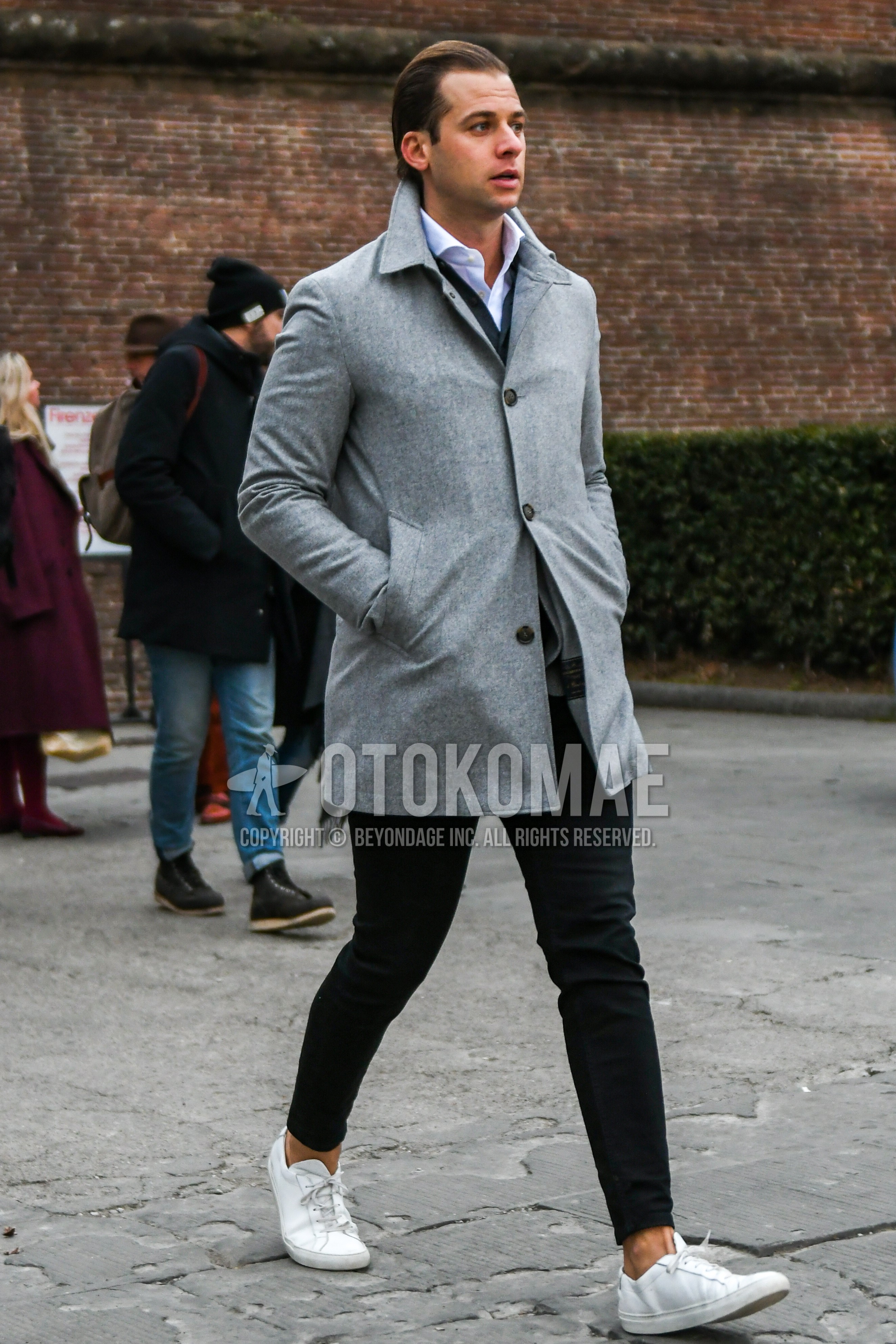 Men's winter outfit with gray plain stenkarrer coat, white plain shirt, black plain skinny pants, white low-cut sneakers.