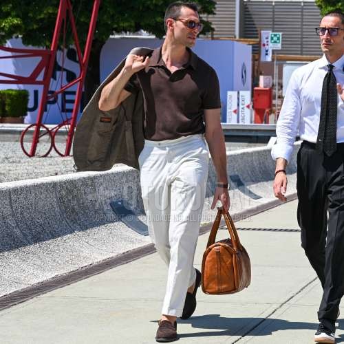 オレンジべっ甲のサングラス、グレー無地のアウター、ニットのブラウン無地のポロシャツ、白無地のスラックス、白無地のベルトレスパンツ、ブラウンビットローファーの革靴、ブラウンスエードシューズの革靴、レザーのブラウン無地のブリーフケース/ハンドバッグを合わせた夏春のメンズコーデ・着こなし。