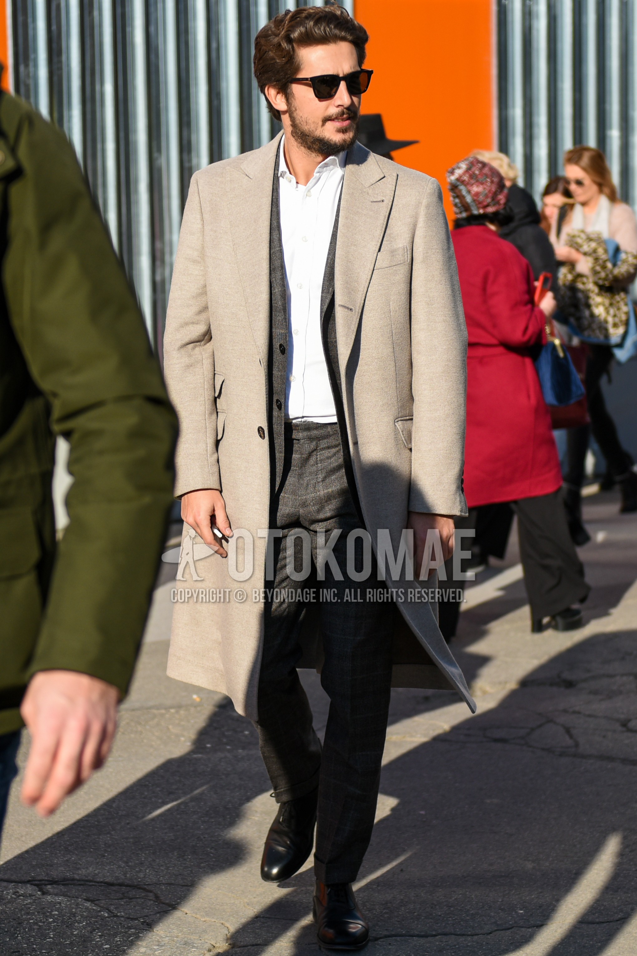 Men's autumn winter outfit with black plain sunglasses, gray plain chester coat, white plain shirt, black straight-tip shoes leather shoes, gray check suit.