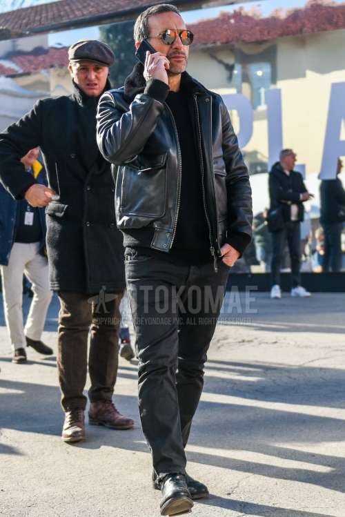シルバー無地のサングラス、黒無地のレザージャケット(ライダース以外)、黒無地のミリタリージャケット(MA-1、M-65以外)、黒無地のセーター、ダークグレー無地のデニム/ジーンズ、黒のブーツを合わせた秋冬のメンズコーデ・着こなし。