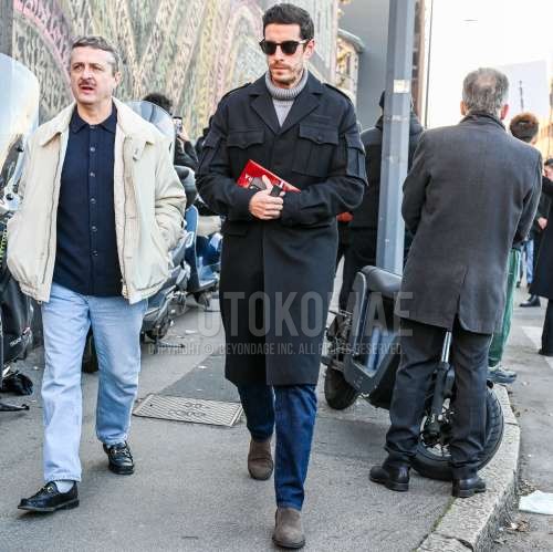 ブラウン無地のサングラス、ダークグレー無地のアウター、ベージュ無地のタートルネックニット、ブルー無地のデニム/ジーンズ、ブラウンサイドゴアのブーツを合わせた冬秋のメンズコーデ・着こなし。