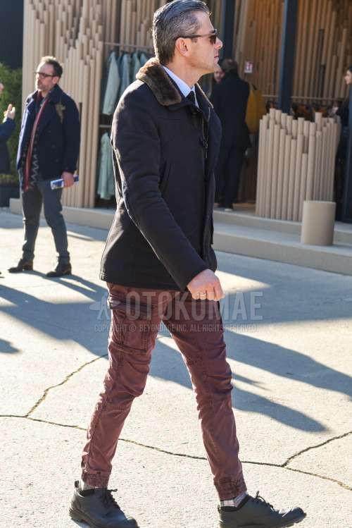 黒無地のミリタリージャケット(MA-1、M-65以外)、レッド無地のカーゴパンツ、レッド無地のジョガーパンツ/リブパンツ、グレーチェックのソックス、黒プレーントゥの革靴を合わせた秋冬のメンズコーデ・着こなし。