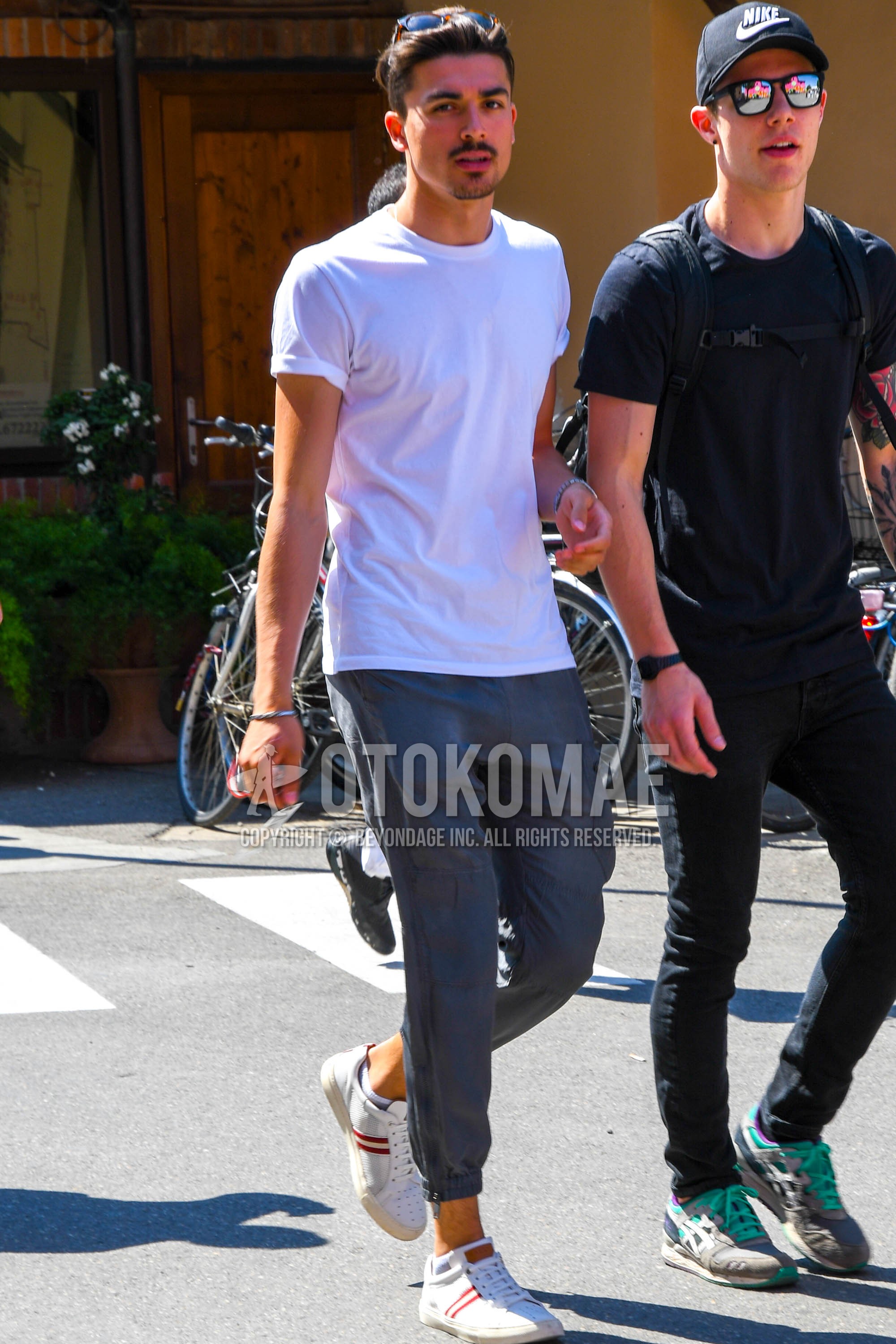 Men's spring summer outfit with white plain t-shirt, gray plain jogger pants/ribbed pants, white low-cut sneakers.