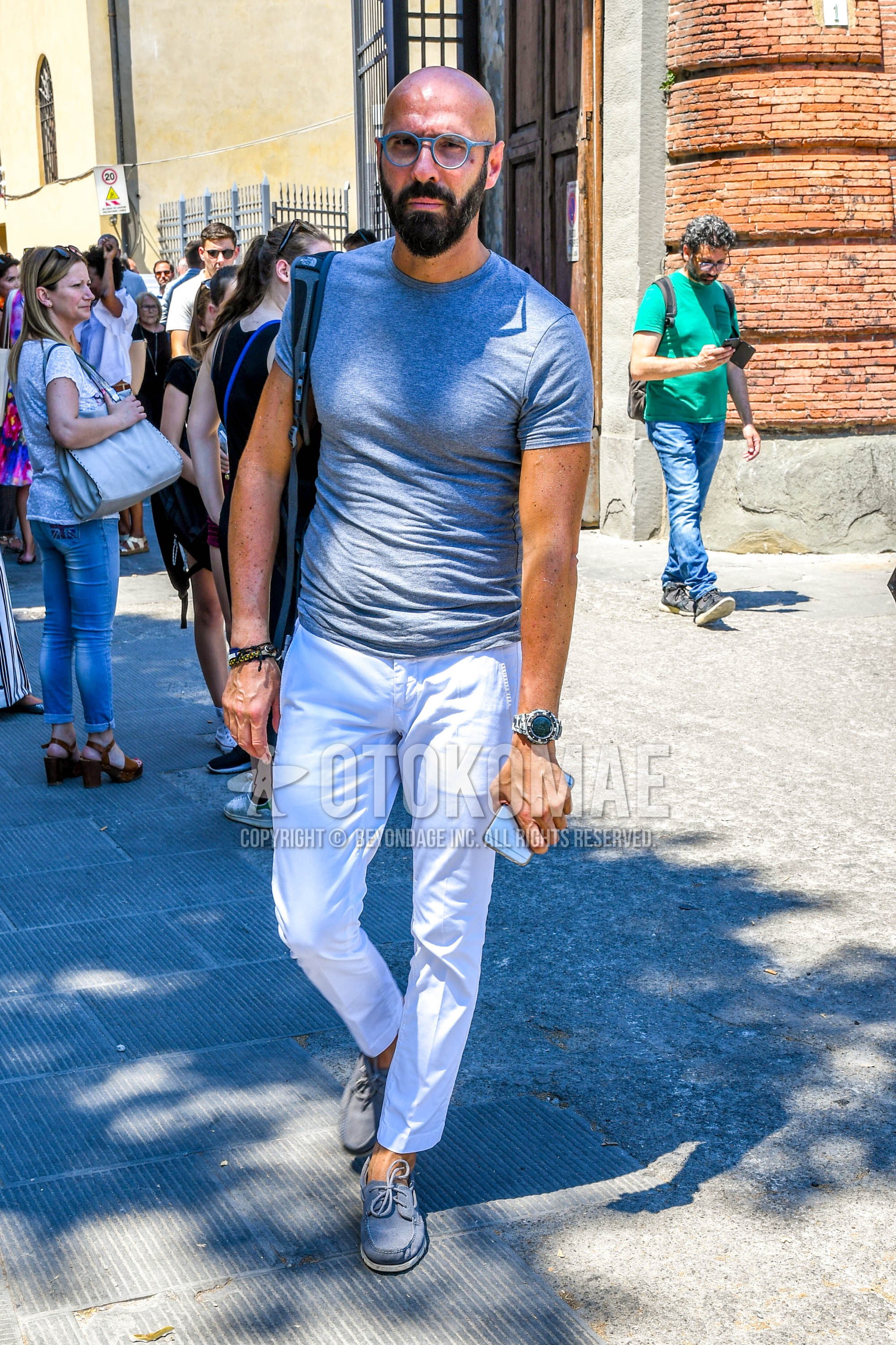 Men's summer outfit with plain glasses, gray plain t-shirt, white plain ankle pants, gray moccasins/deck shoes leather shoes.