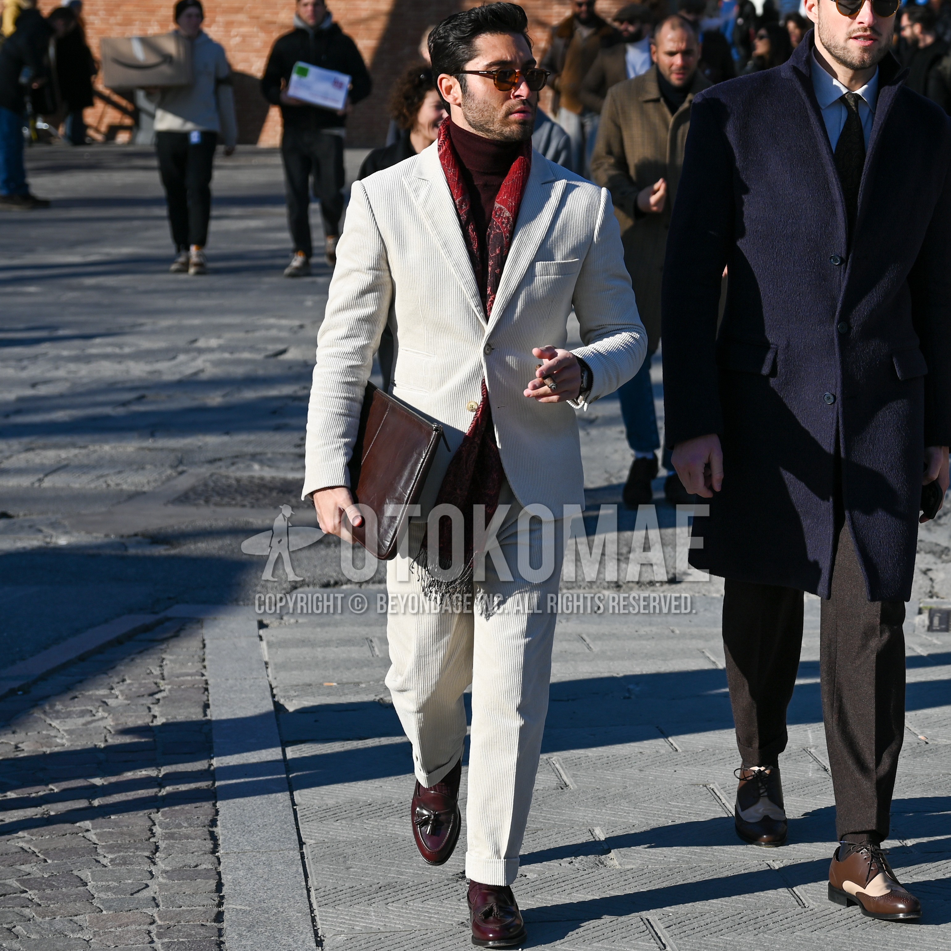 Men's spring autumn outfit with brown plain sunglasses, scarf scarf, red plain sweater, brown tassel loafers leather shoes, white plain clutch bag/second bag/drawstring bag, white plain suit.