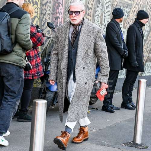 黒無地のサングラス、イエローレオパードのスカーフ、グレー無地のアルスターコート、ダークグレー無地のジレ、グレー無地のTシャツ、白無地のクロップドパンツ、ネイビー無地のソックス、ブラウンのブーツを合わせた冬秋のメンズコーデ・着こなし。