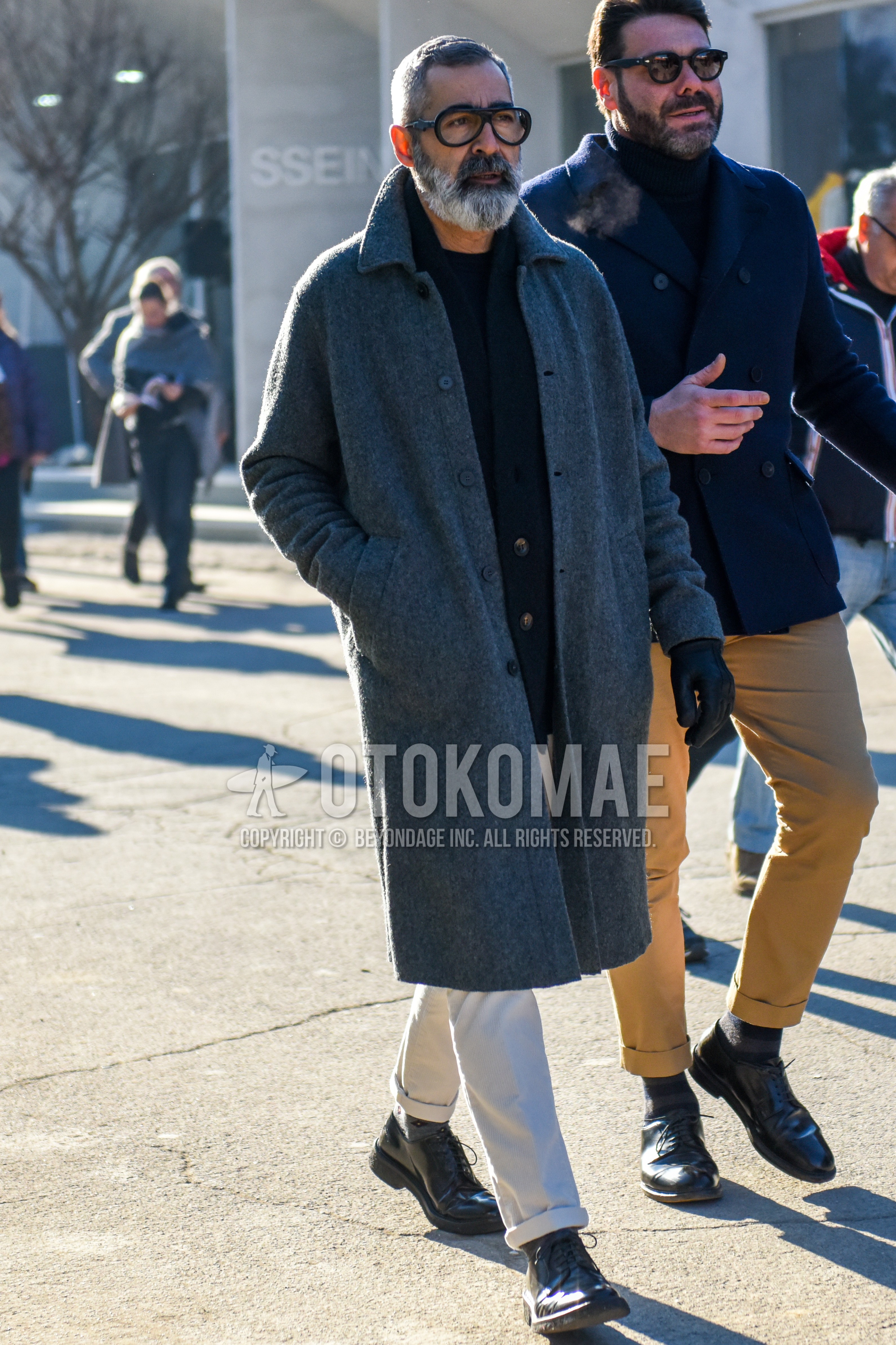 Men's winter outfit with black plain glasses, gray plain stenkarrer coat, black plain cardigan, black plain t-shirt, white plain cotton pants, gray socks socks, brown plain toe leather shoes.