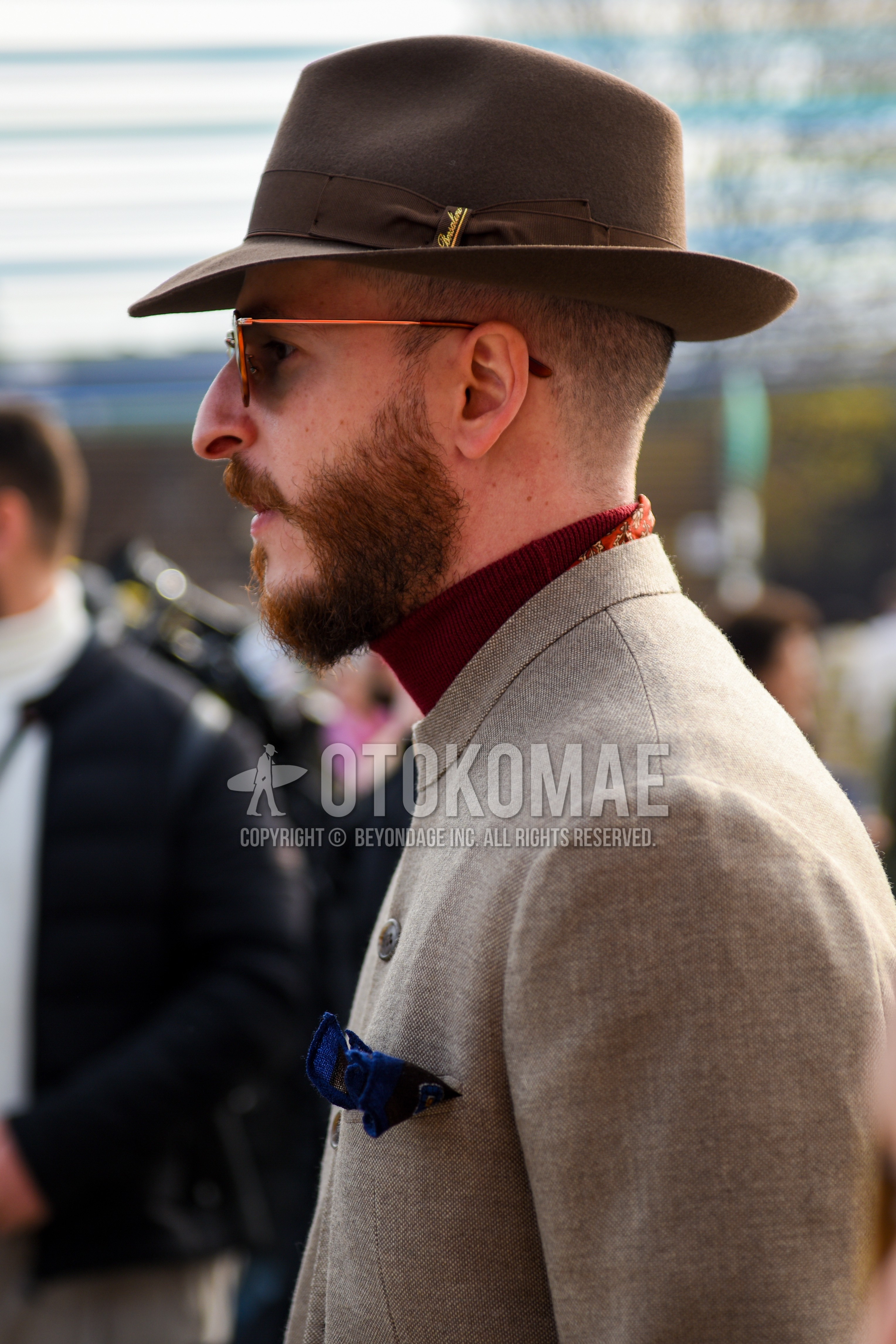 Men's spring autumn outfit with brown plain hat, gold plain sunglasses, beige plain outerwear, brown plain turtleneck knit.