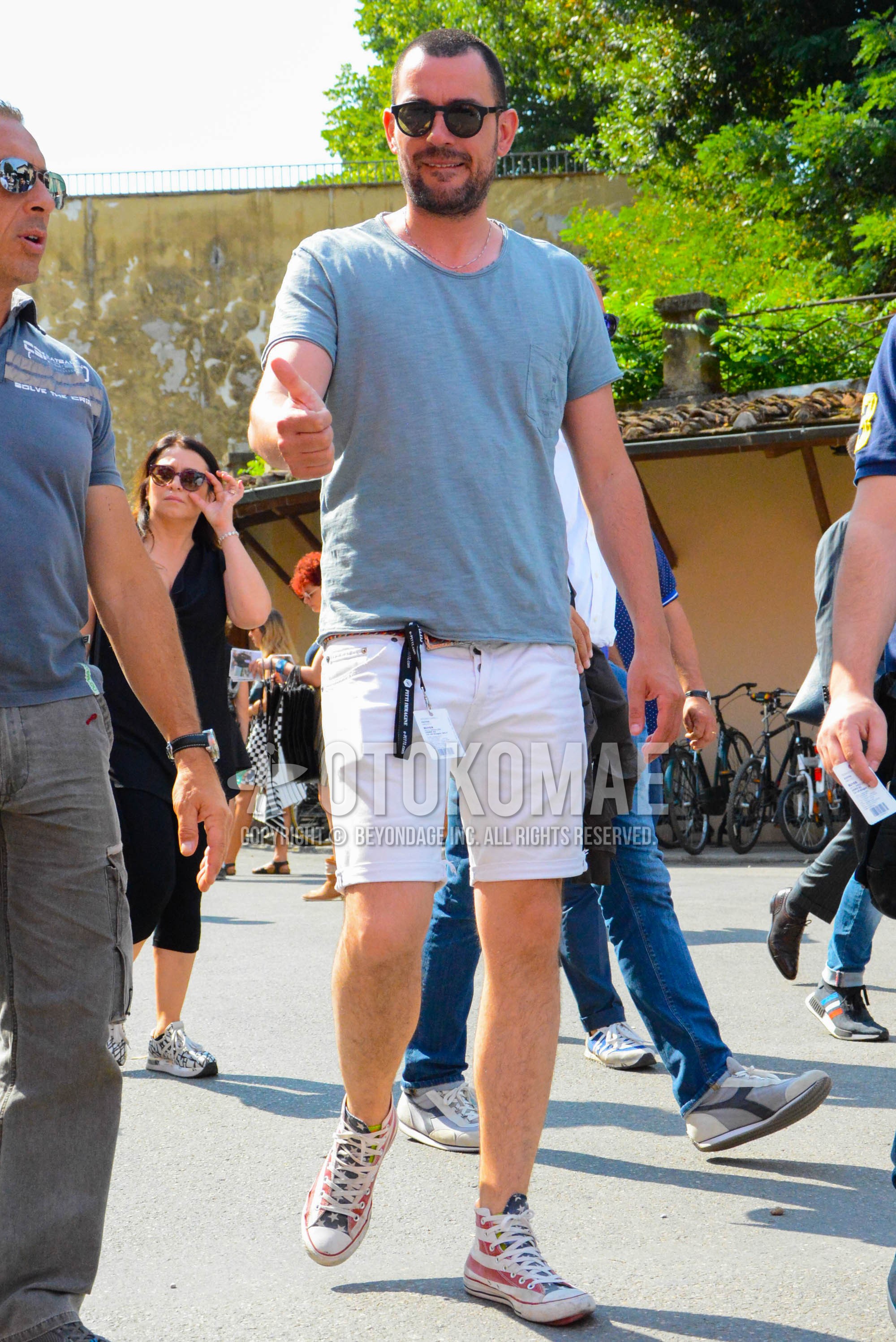 Men's summer outfit with plain sunglasses, gray plain t-shirt, white plain short pants, red high-cut sneakers.