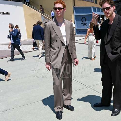 ブラウンべっ甲のサングラス、白無地のタンクトップ、黒無地のレザーベルト、黒の革靴、ベージュ無地のスーツを合わせた夏春のメンズコーデ・着こなし。