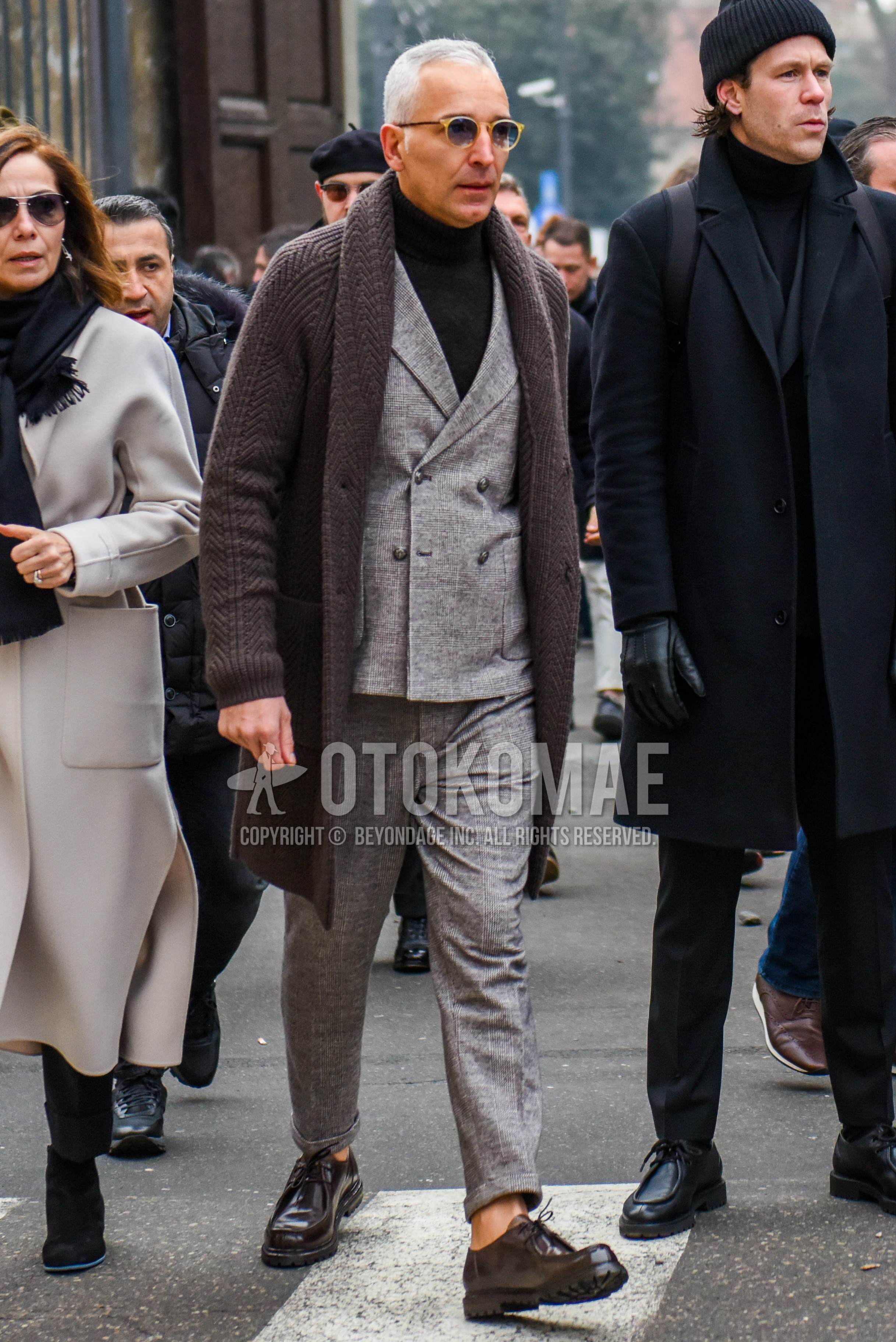 Men's winter outfit with black plain turtleneck knit, brown plain cardigan, brown  leather shoes, gray plain suit.