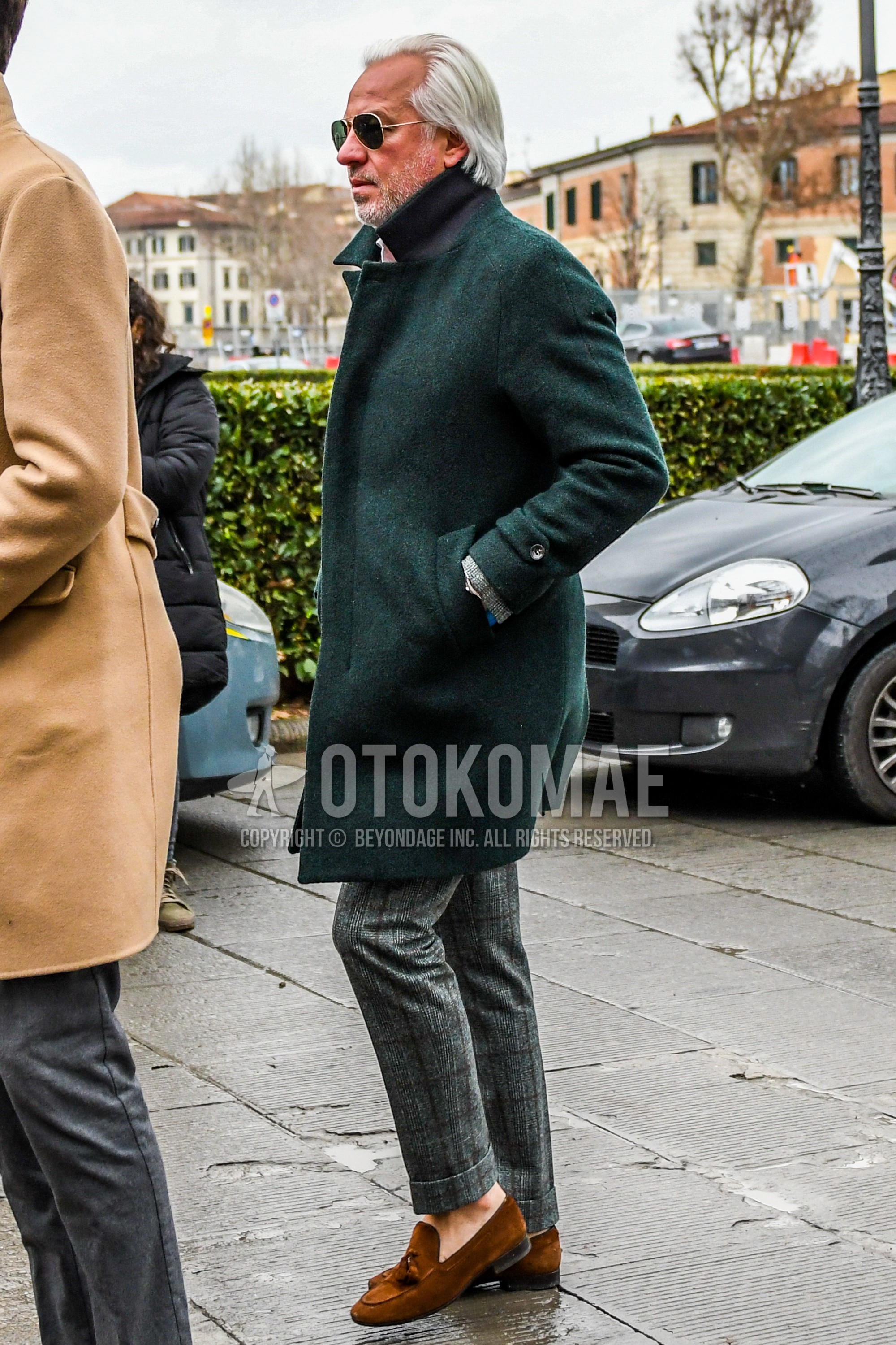 Men's autumn winter outfit with plain sunglasses, green plain chester coat, gray check slacks, brown tassel loafers leather shoes, suede shoes leather shoes.