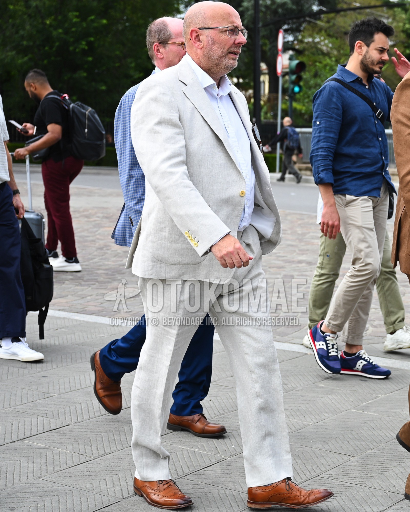 Men's spring summer autumn outfit with clear plain glasses, white plain shirt, brown brogue shoes leather shoes, white plain suit.