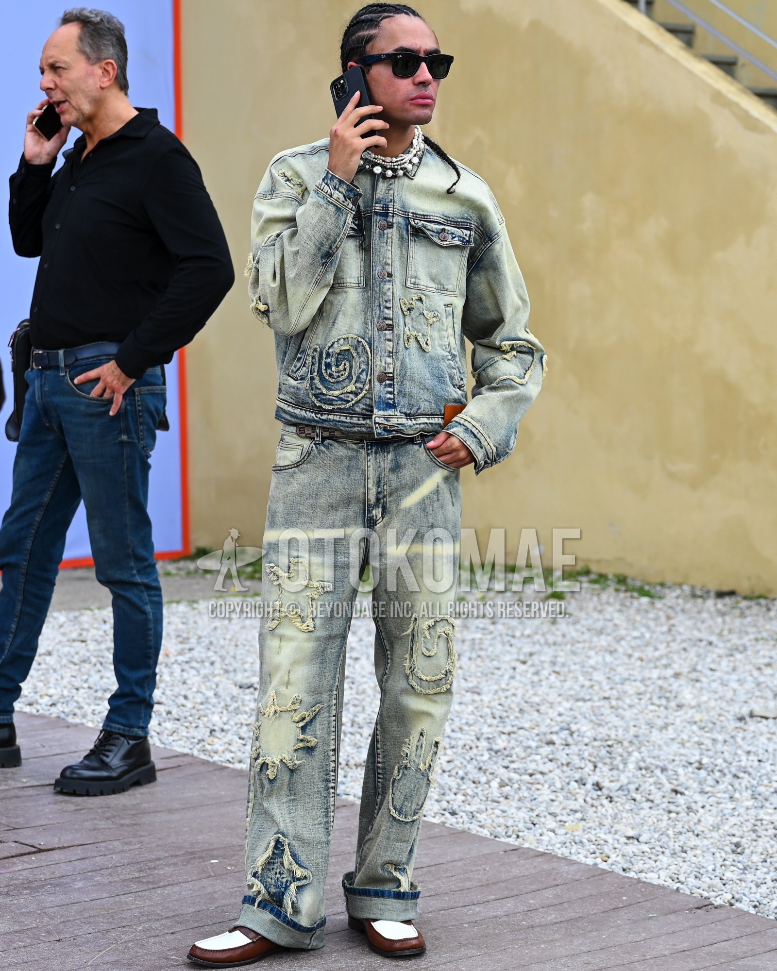 Men's spring summer autumn outfit with black plain sunglasses, white brown coin loafers leather shoes, light blue plain casual setup.
