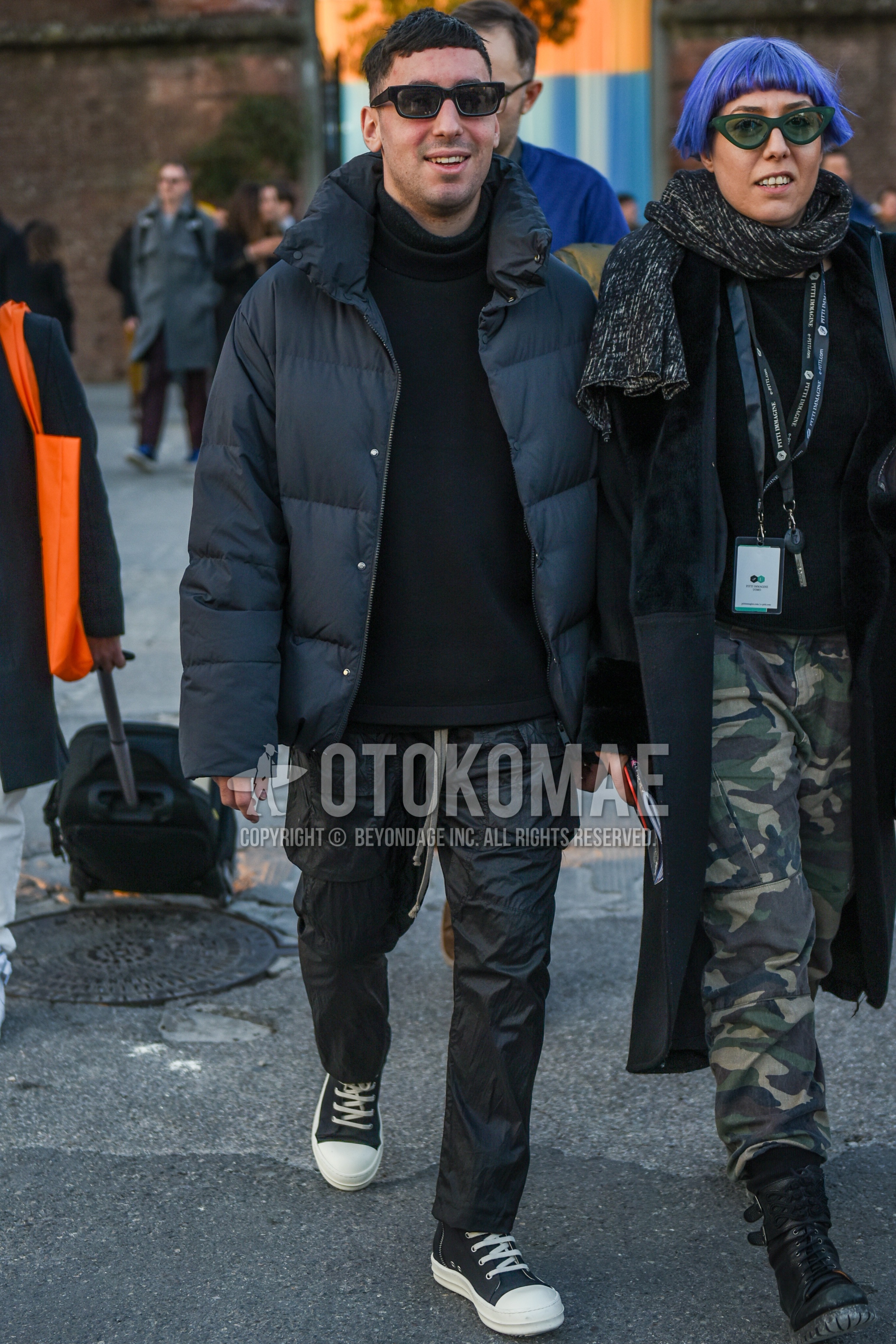Men's autumn winter outfit with black plain sunglasses, dark gray plain down jacket, black plain turtleneck knit, black plain cargo pants, black high-cut sneakers.