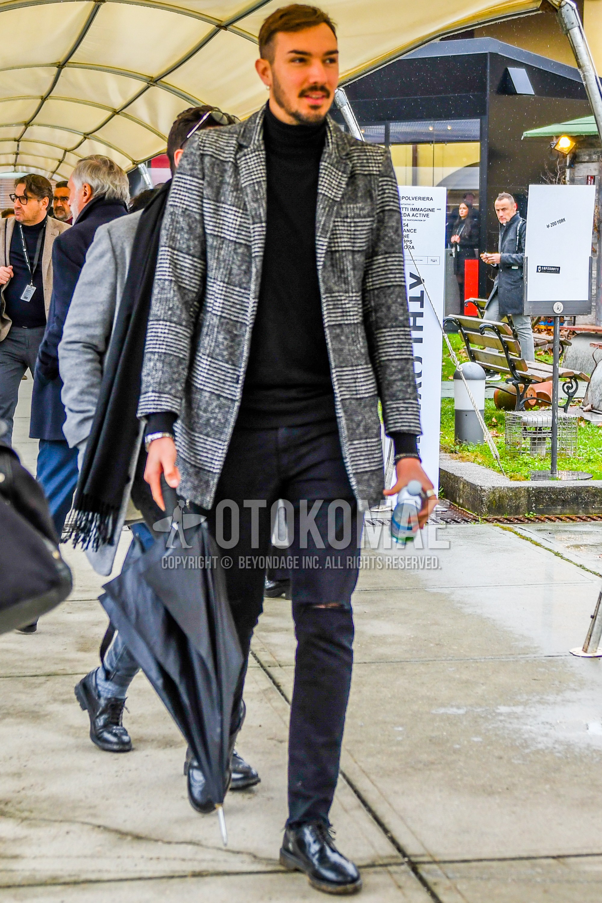 Men's winter outfit with gray check chester coat, black plain turtleneck knit, dark gray plain damaged jeans, black brogue shoes leather shoes.