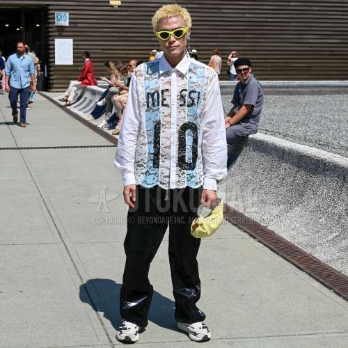 イエロー無地のサングラス、ゲームの白トップス/インナーのシャツ、黒無地のボトムス、レザーの白ローカットのスニーカー、イエロー無地のブリーフケース/ハンドバッグを合わせた夏春のメンズコーデ・着こなし。