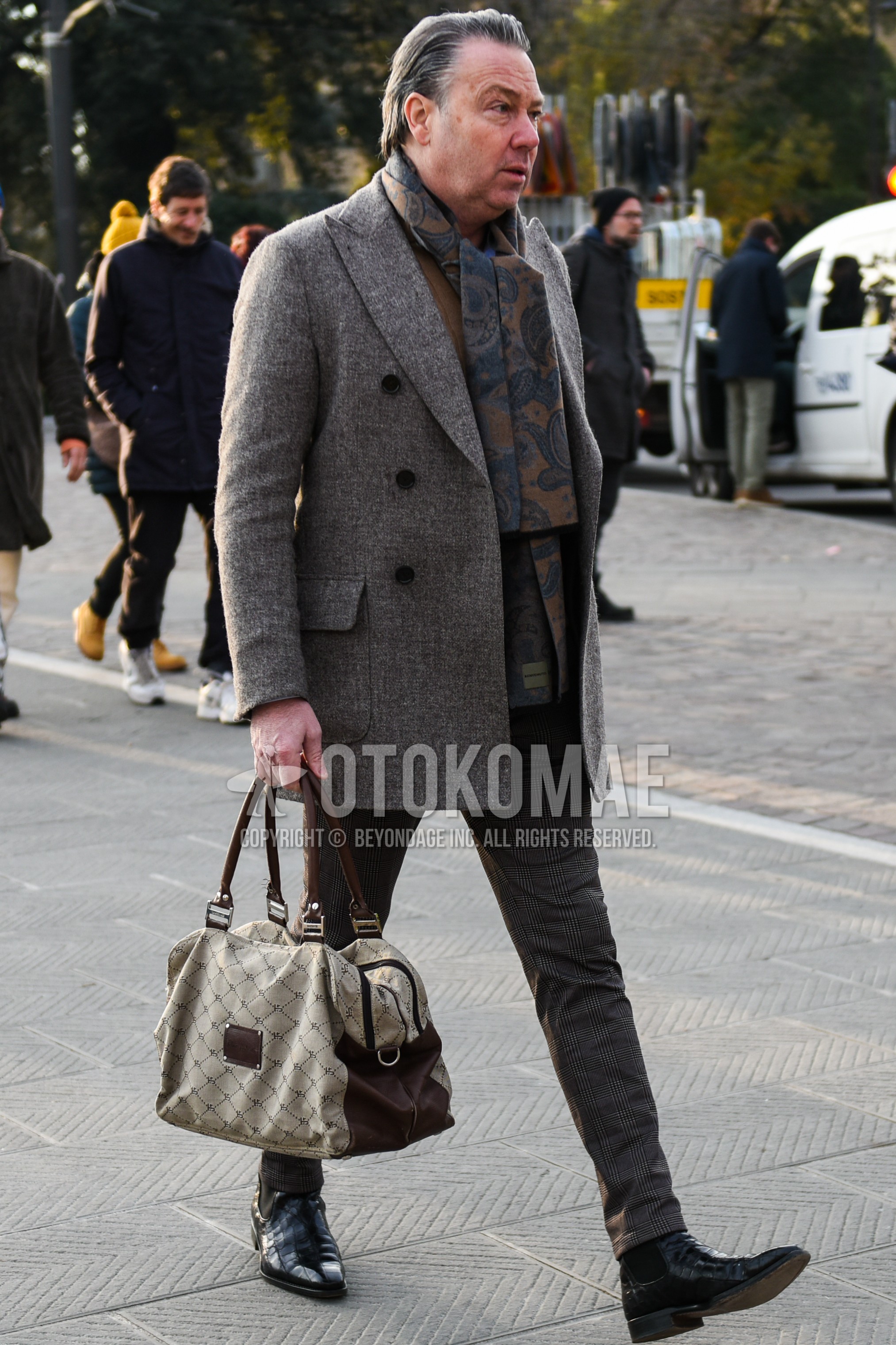 Men's autumn winter outfit with beige green scarf scarf, gray plain chester coat, beige plain sweater, gray check slacks, gray check ankle pants, black side-gore boots, beige bag briefcase/handbag.