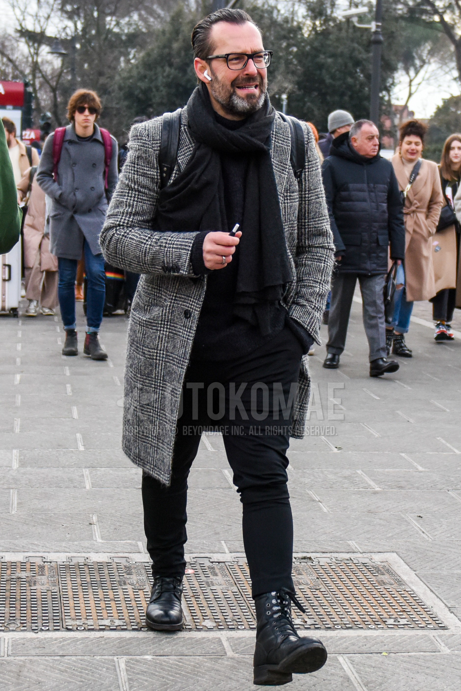 Men's winter outfit with plain glasses, black plain scarf, gray check ...