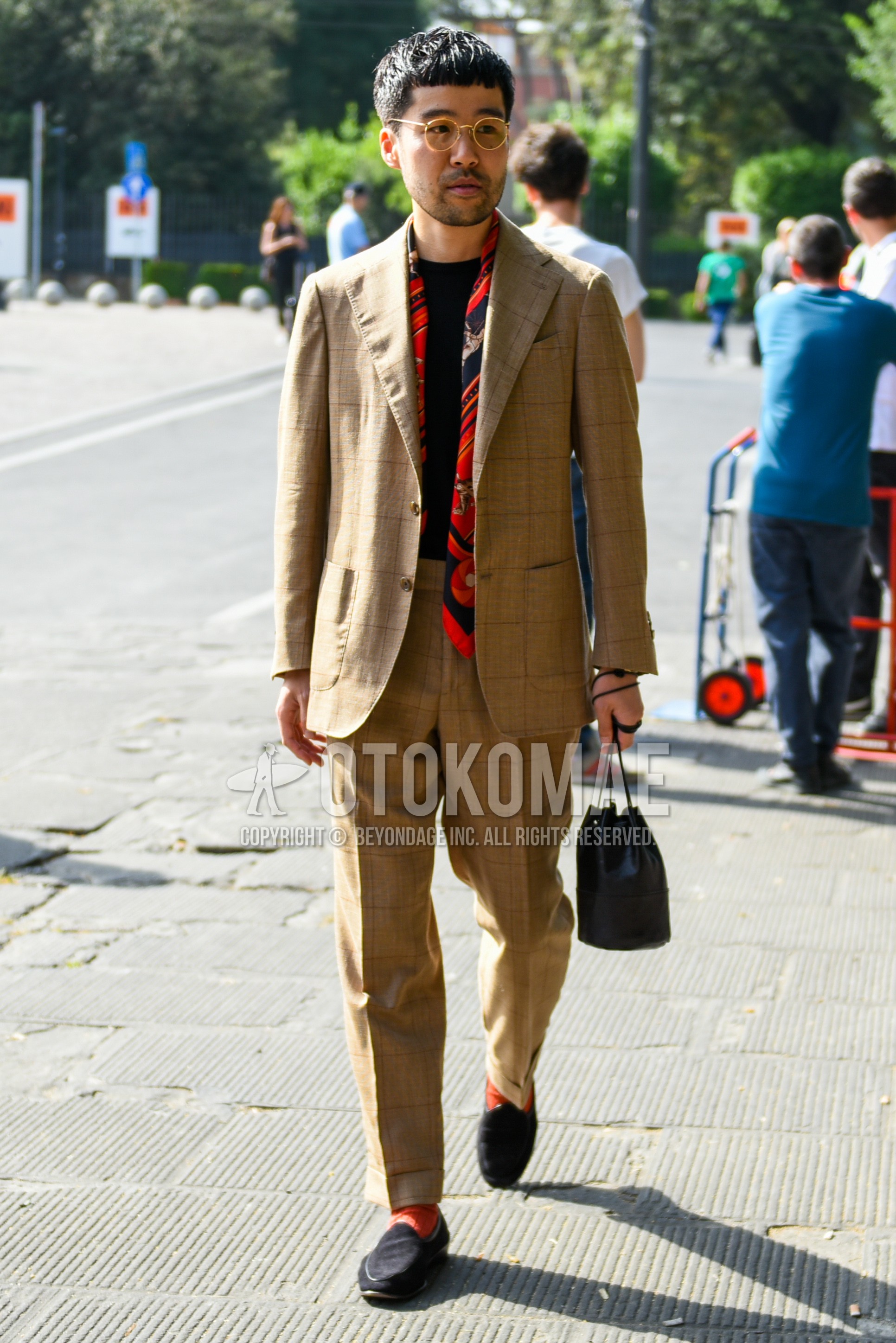 Men's spring autumn outfit with yellow plain glasses, red scarf scarf, black plain t-shirt, red plain socks, black  loafers leather shoes, brown check suit.