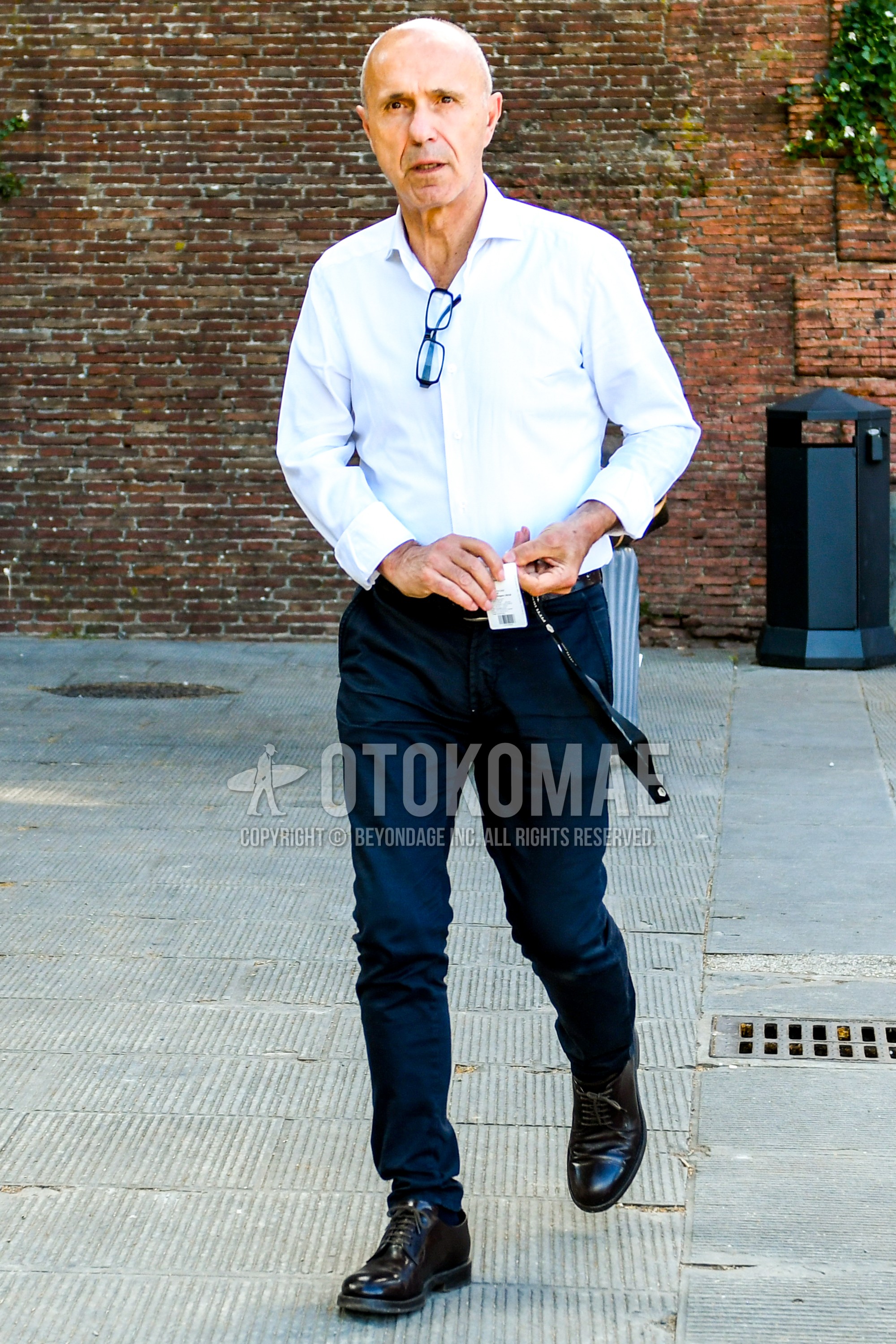 Men's spring summer autumn outfit with white plain shirt, navy plain cotton pants, brown plain toe leather shoes.