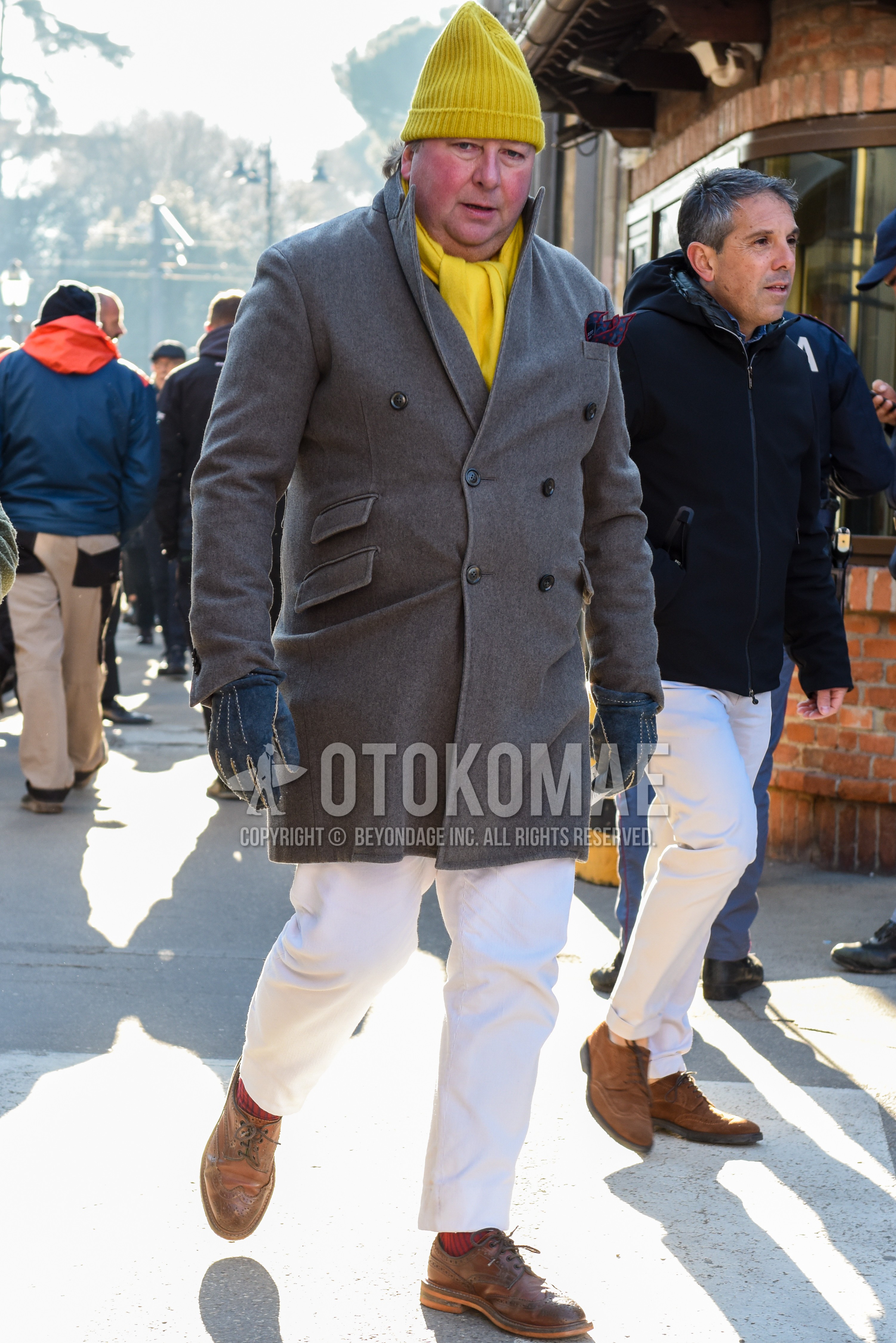 Men's autumn winter outfit with yellow plain knit cap, yellow plain scarf, gray plain chester coat, white plain cotton pants, white plain ankle pants, red plain socks, brown wing-tip shoes leather shoes.