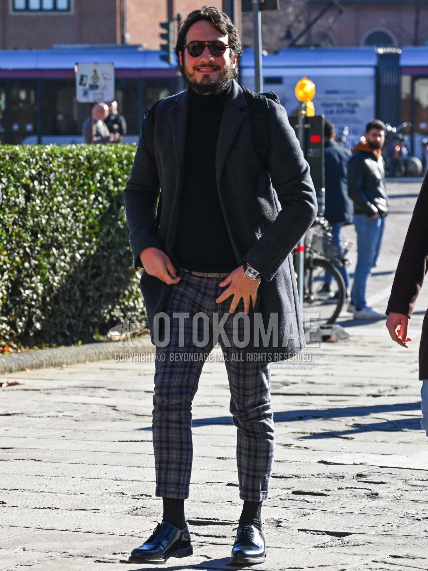 Men's autumn winter outfit with black tortoiseshell sunglasses, dark gray plain chester coat, black plain sweater, gray plain leather belt, gray check ankle pants, black plain socks, black plain toe leather shoes.