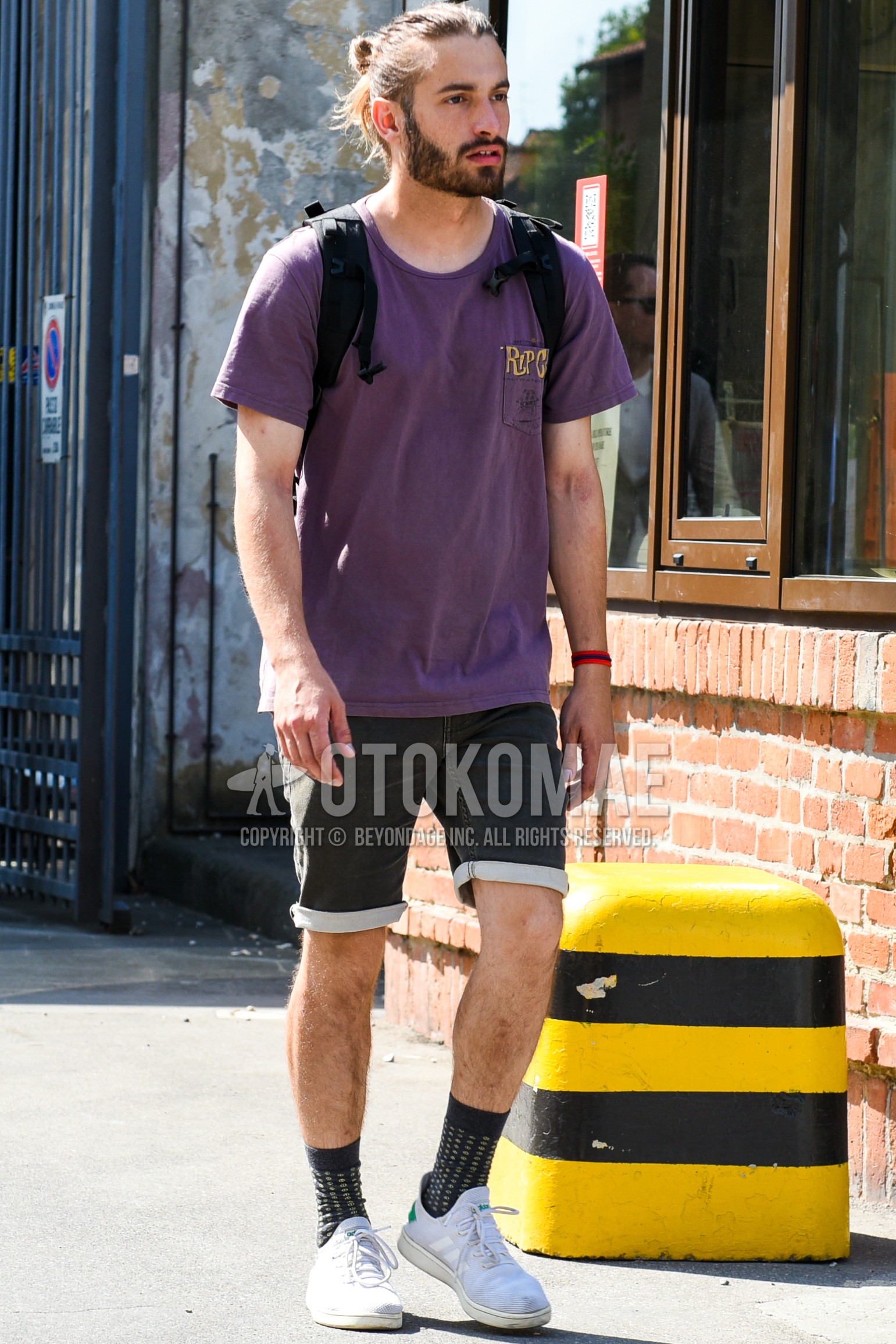 Men's summer outfit with purple one point t-shirt, black plain short pants, black small crest socks, white low-cut sneakers, black plain backpack.