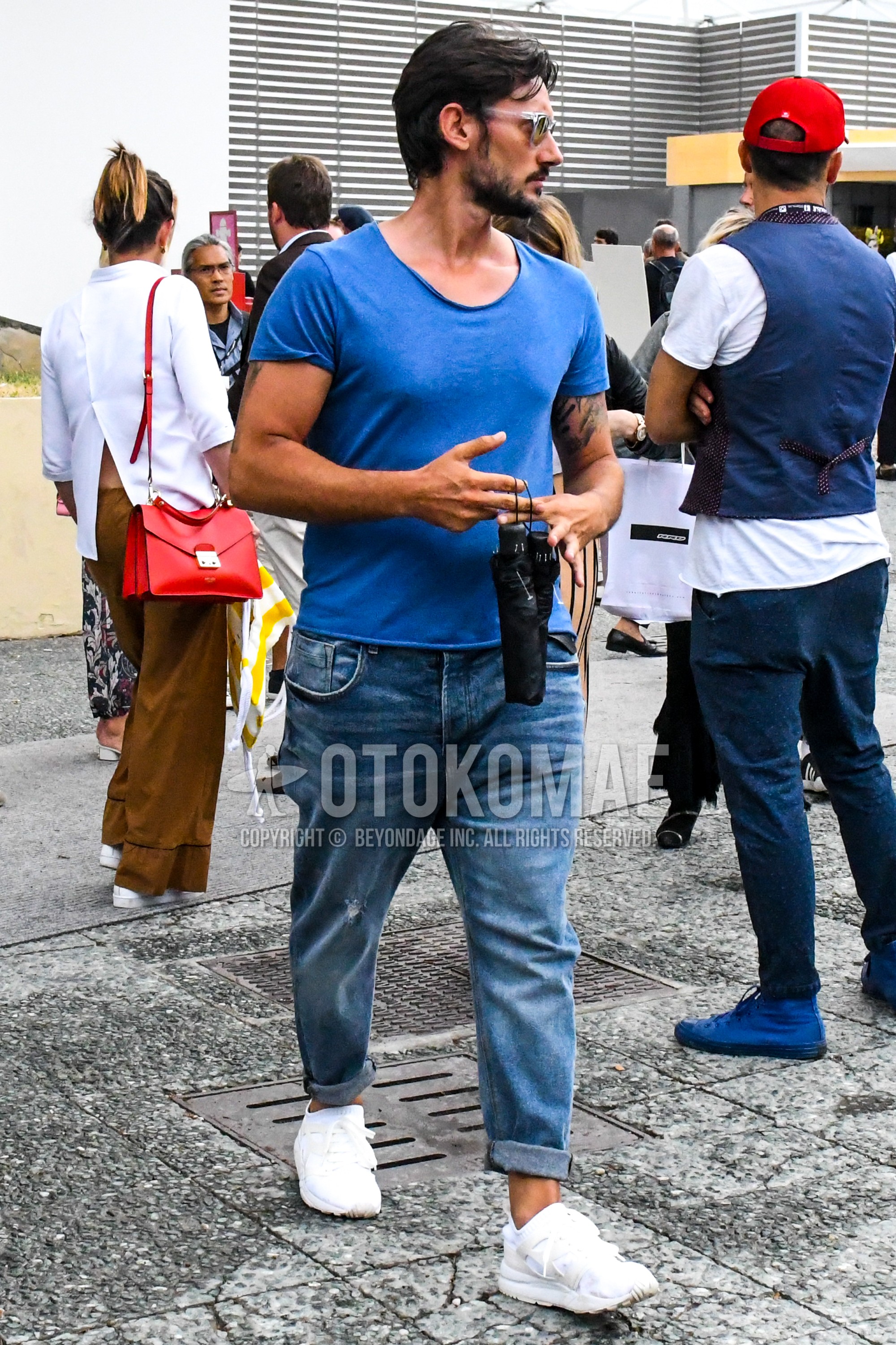 Men's summer outfit with plain sunglasses, blue plain t-shirt, blue plain denim/jeans, white sneakers.
