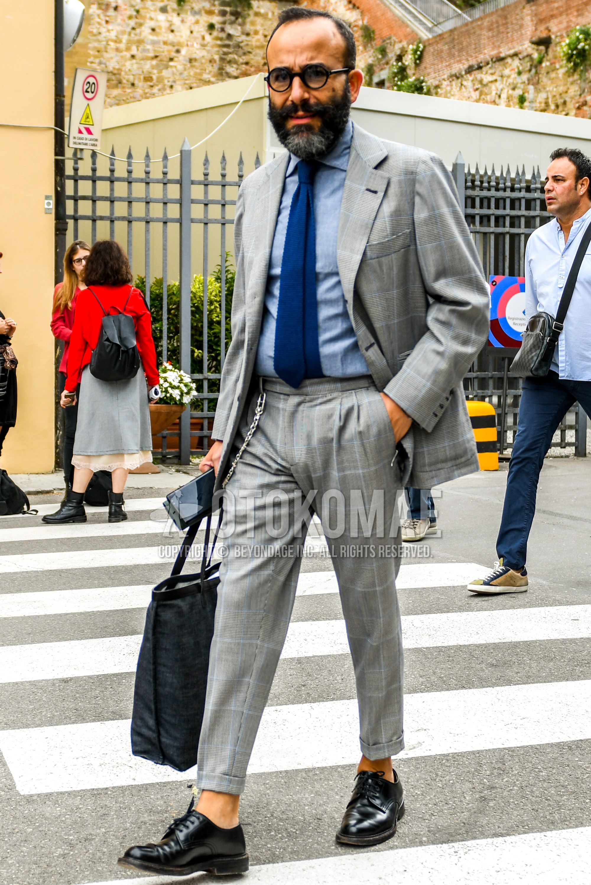 Men's spring summer autumn outfit with black plain glasses, gray blue plain shirt, black plain toe leather shoes, gray check suit, blue plain necktie.