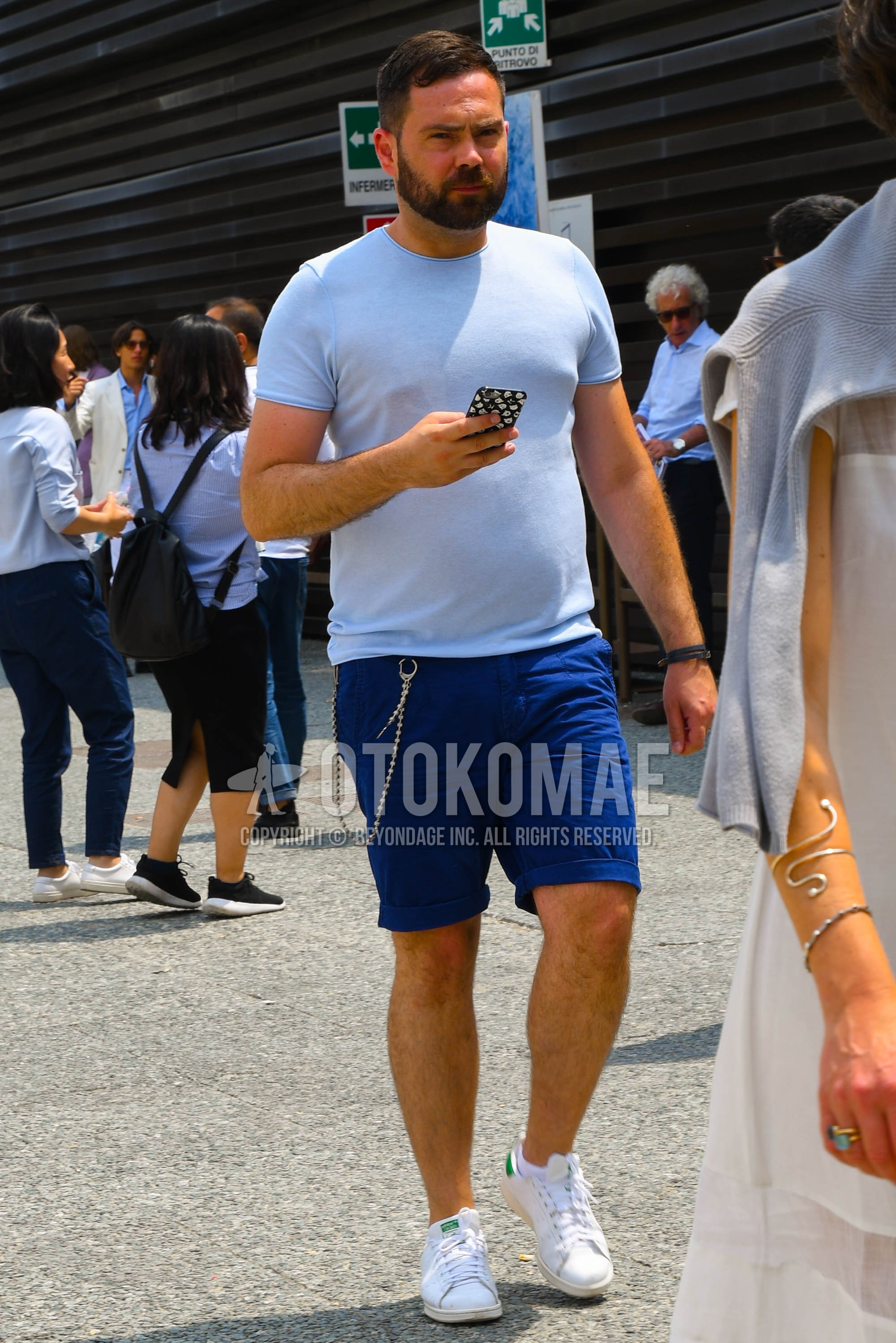 Men's summer outfit with white plain t-shirt, blue plain short pants, plain chinos, white low-cut sneakers.