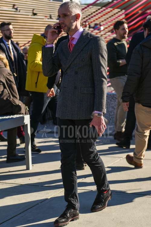 グレーストライプのテーラードジャケット、ピンクチェックのシャツ、黒無地のコットンパンツ、レッド無地のソックス、黒の革靴、レッドネクタイのネクタイを合わせた春秋のメンズコーデ・着こなし。