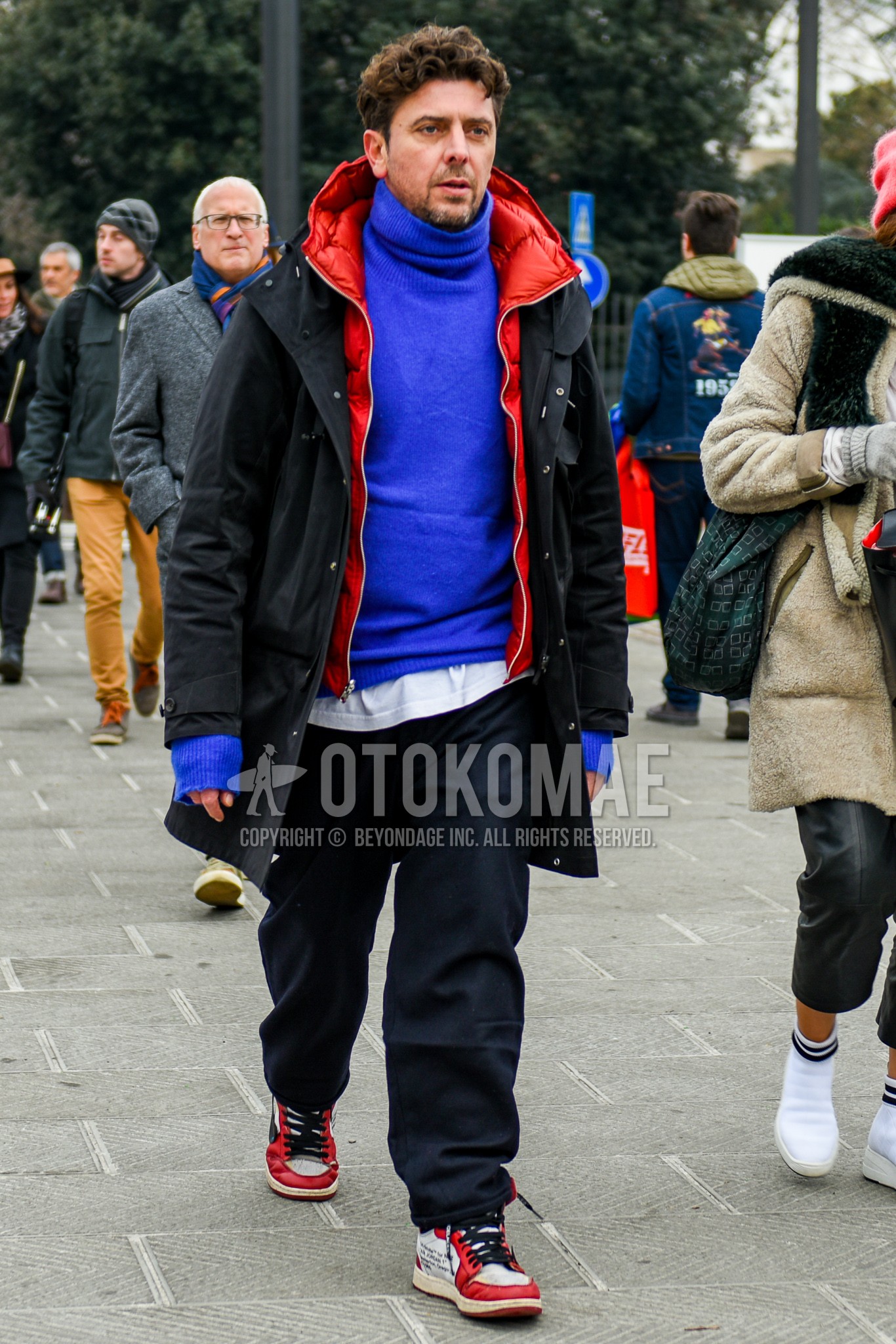 Men's winter outfit with black plain hooded coat, red plain inner down, blue plain sweater, black plain wide pants, white red high-cut sneakers.